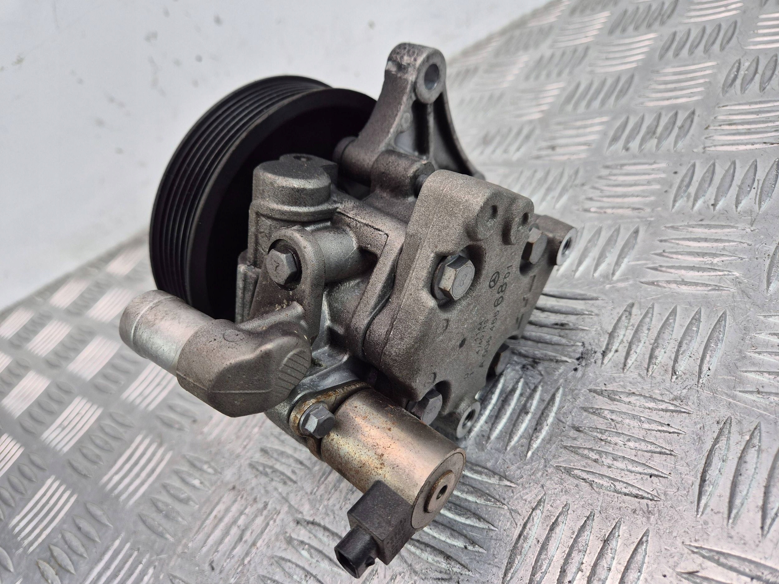 Mercedes C200 CGI W204 1.8 CGI servo pump A0064666801 271.820