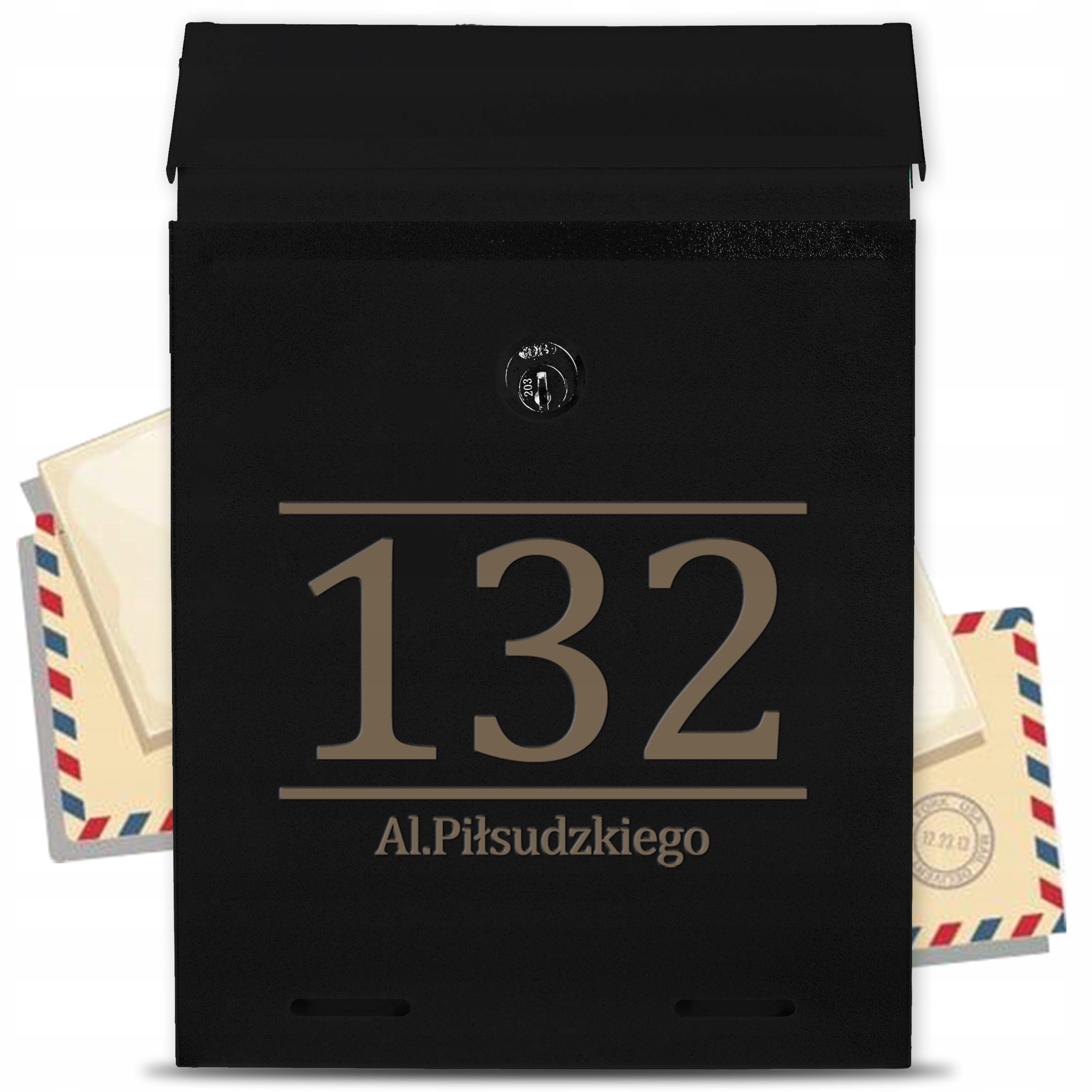 Černá poštovní schránka s adresní trubkou a nádherným gravírovaným vzorem