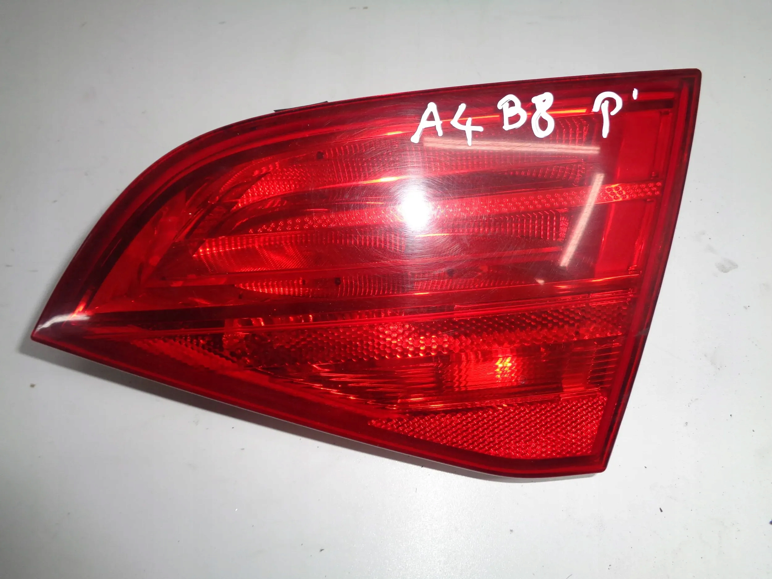 AUDI A4 B8 07-11 KOMBI LIGHT TO THE BONNET RIGHT