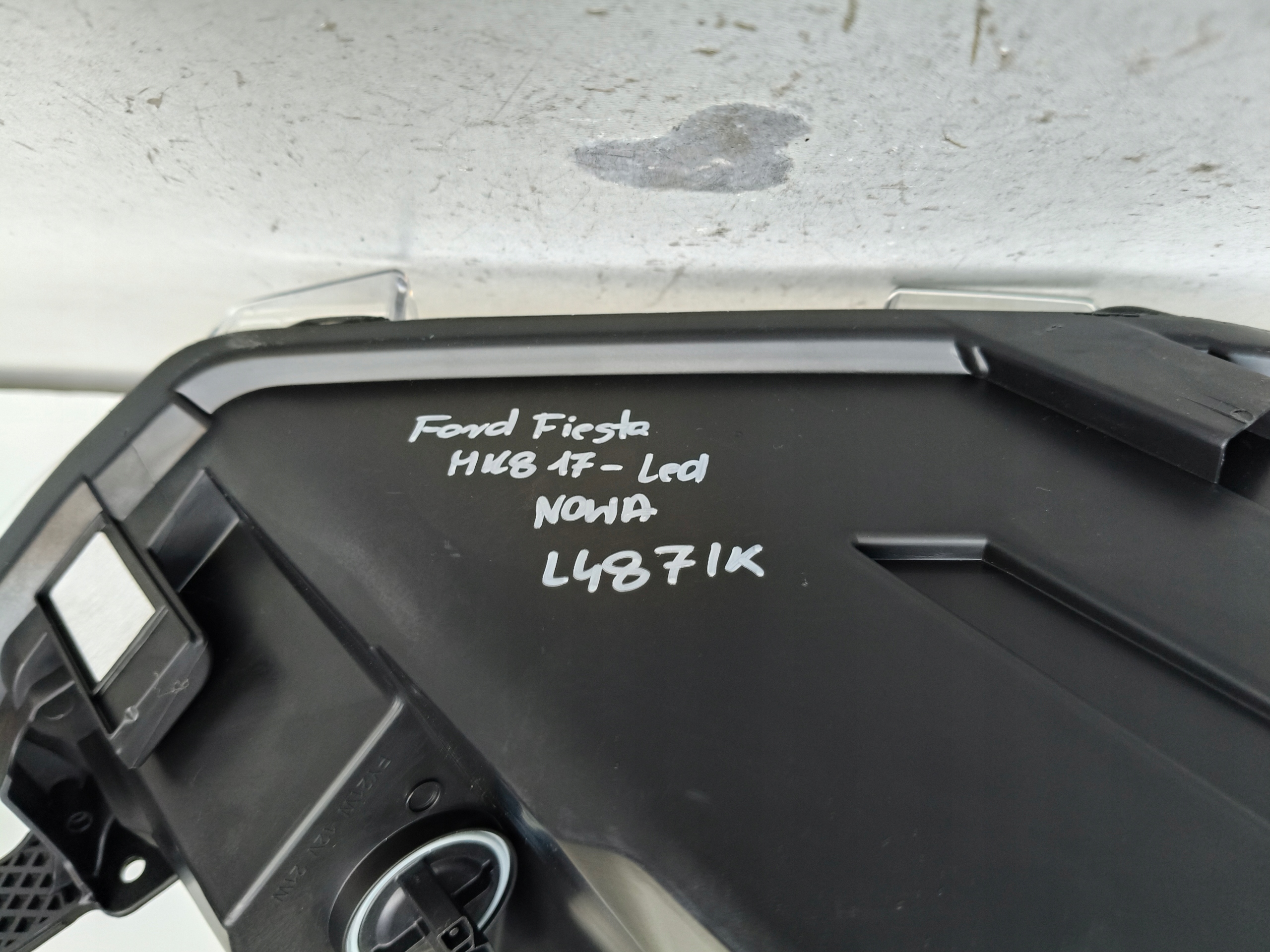 NO-WA-- light left REFLEKTOR FORD FIESTA MK8 17- ST dark LED