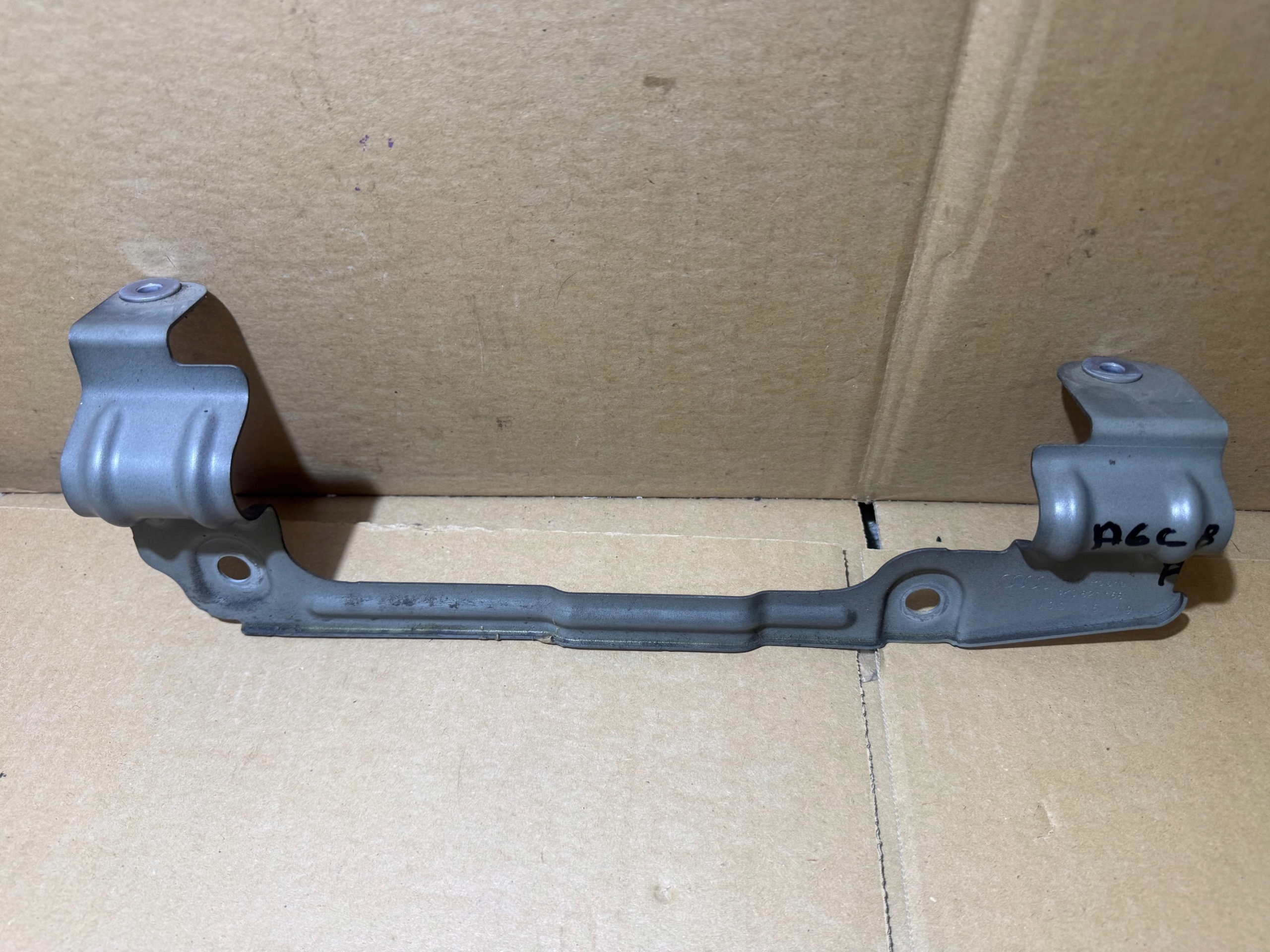 AUDI A6 C8 LZ7F console bracket holder of a fender right front 4K0821168