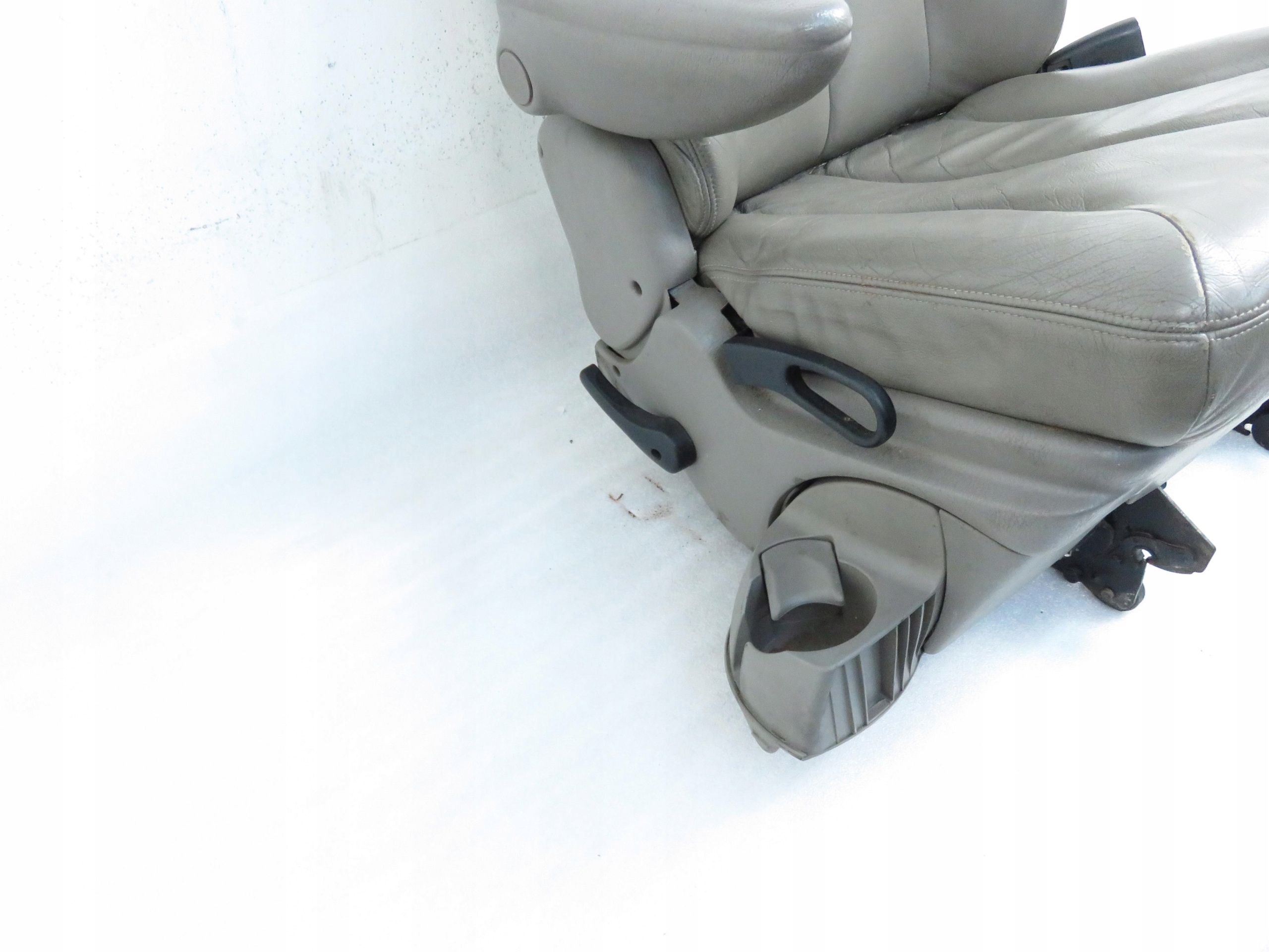 кресло 2 правый CHRYSLER Voyager IV