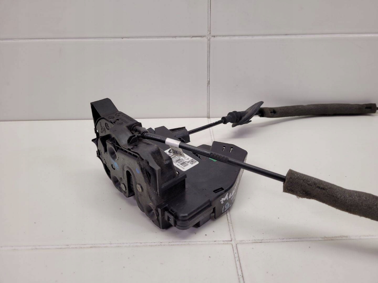 lock door rear part left side Renault Megane 4 2018 825031733R