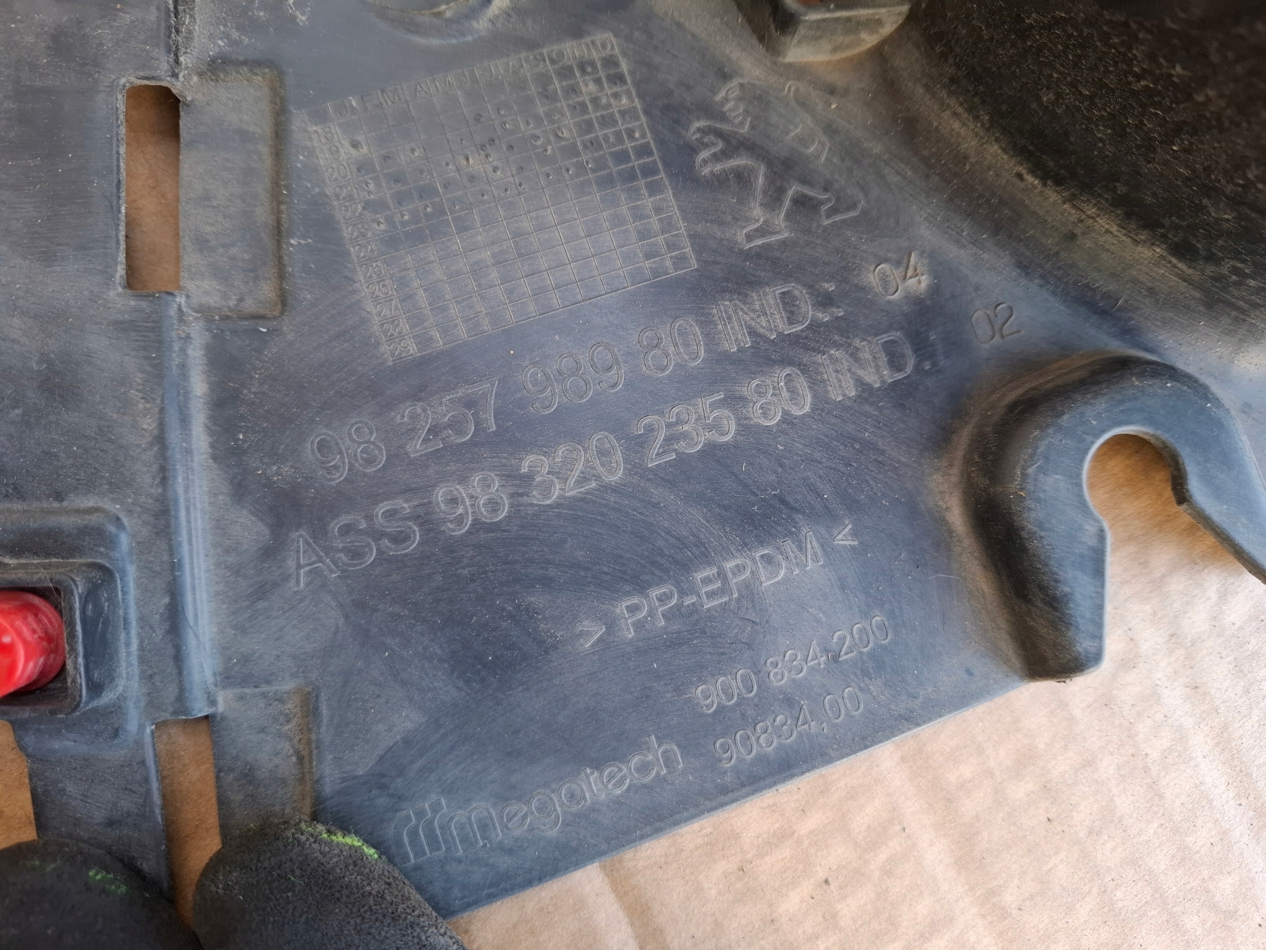 mudguard left rear part 9825798980 PEUGEOT 2008 II 23r