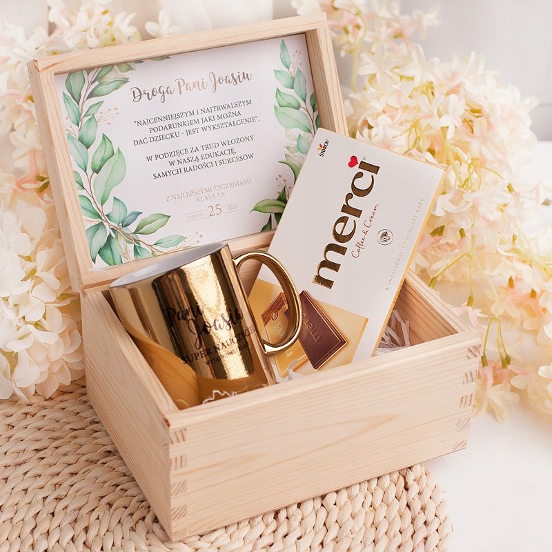 

Zestaw dla Nauczyciela Kubek i Czekolada w Skrzyni