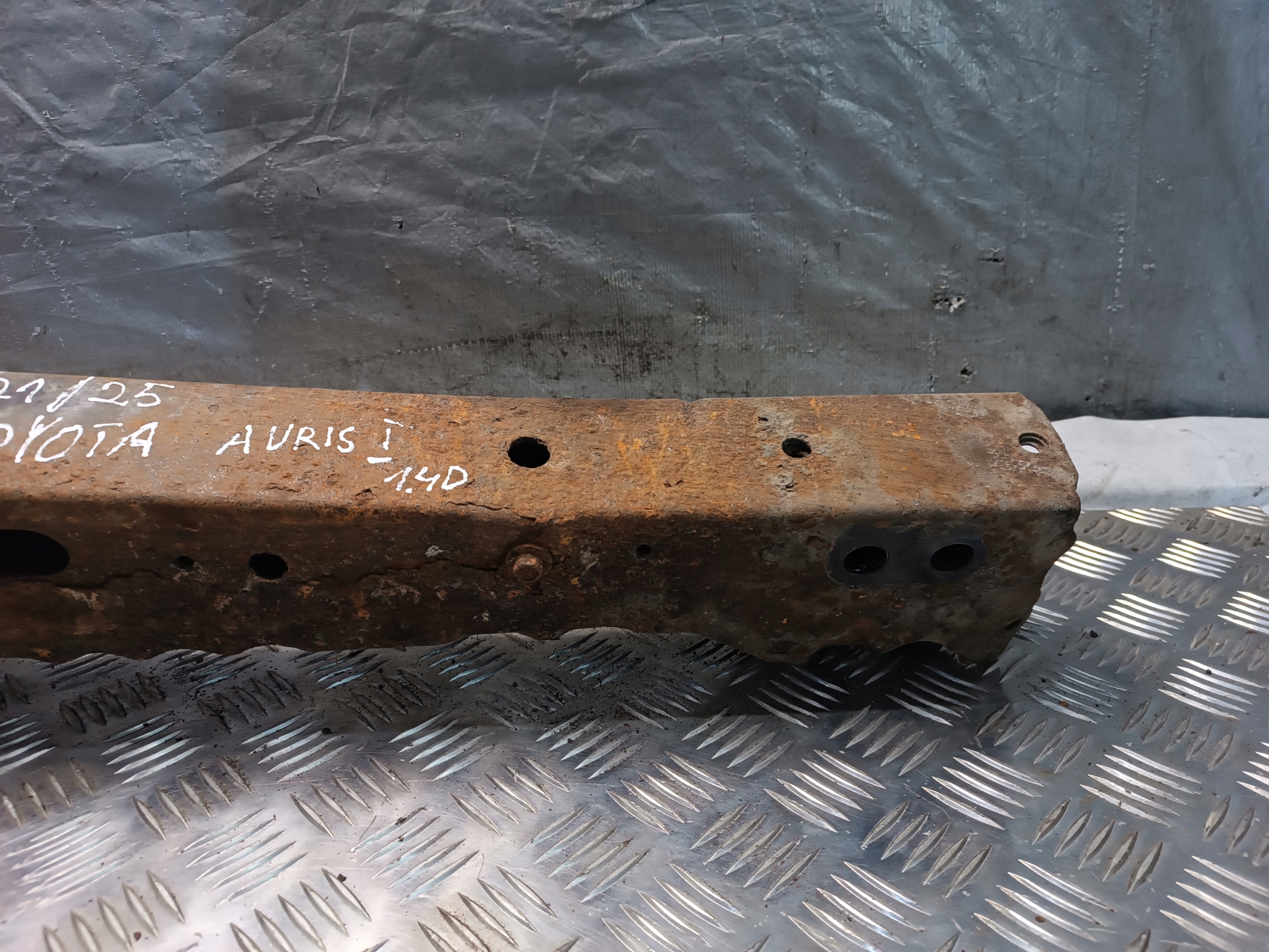sider pillar below radiator TOYOTA AURIS and 1.4 D4D 2007r