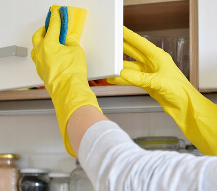 Чем лучше отмыть кухню. Как помыть вытяжку на кухне от жира внутри в домашних. Как помыть под шкафом низким.