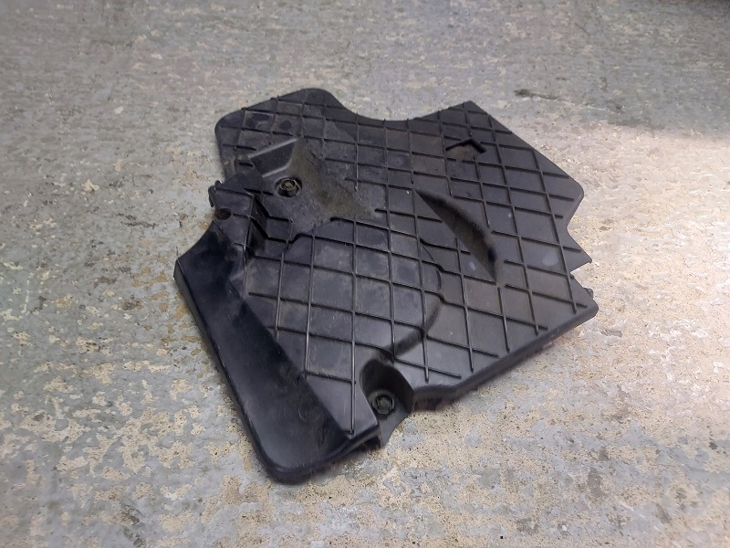 A6510100175 - MERCEDES 204 GLK 212 КРИШКА КЛИНОВОГО РЕМЕНЯ 2.2 CDI