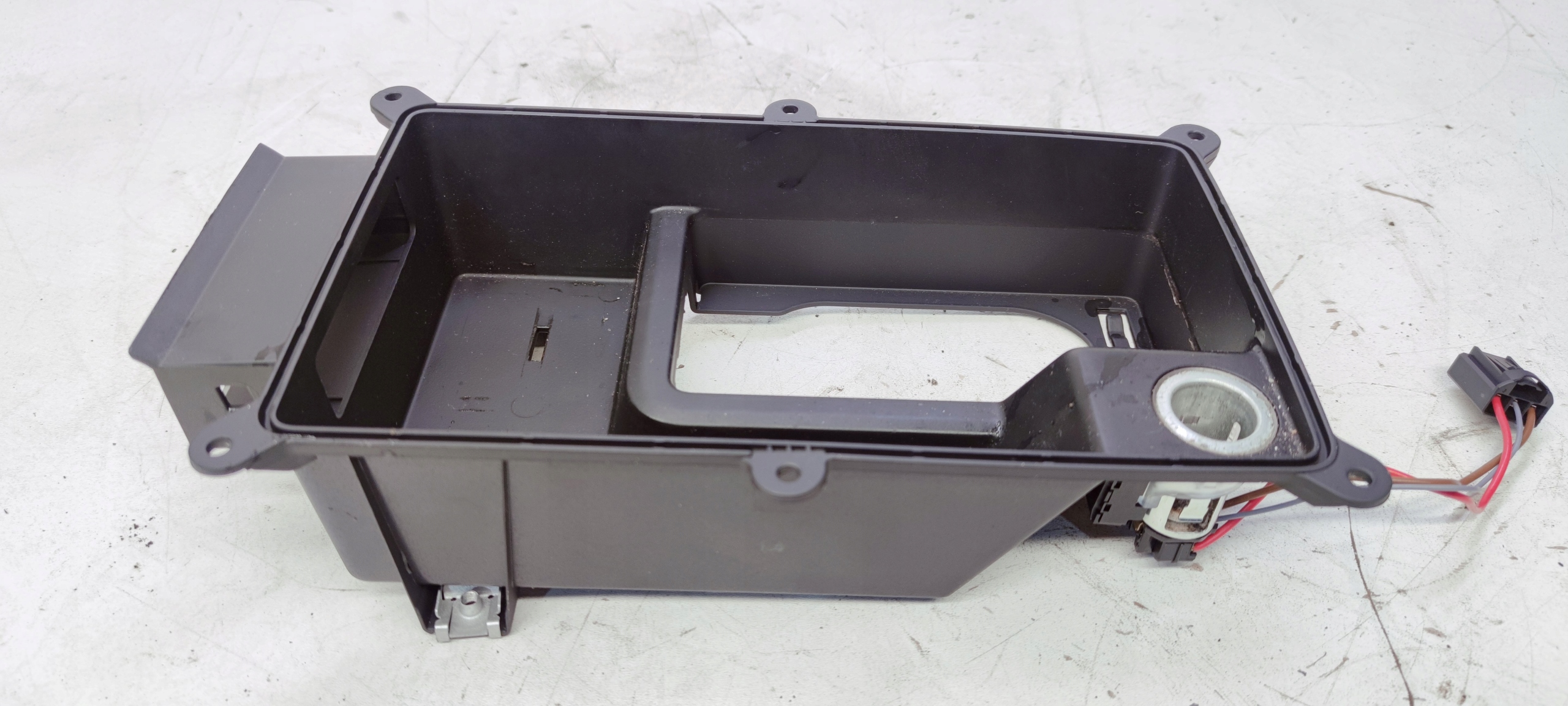 полка консоль бардачок Audi OE 8W0864981C