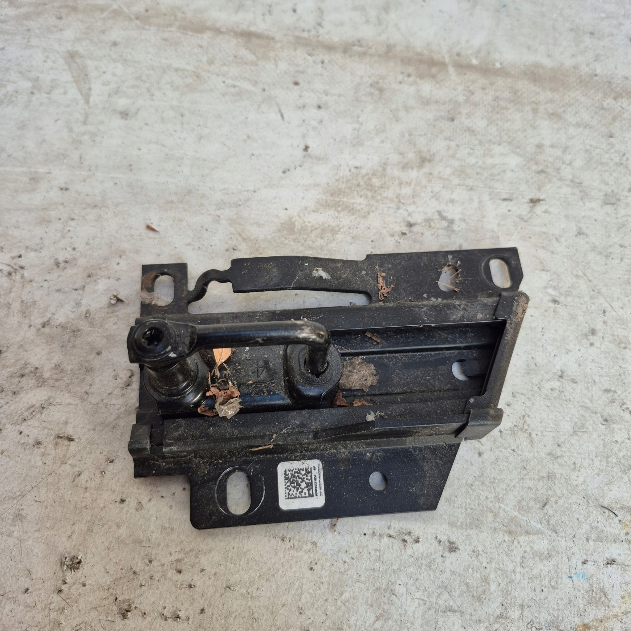 AUDI A4 B9 8W 15-24 lock RYGIEL bonnets