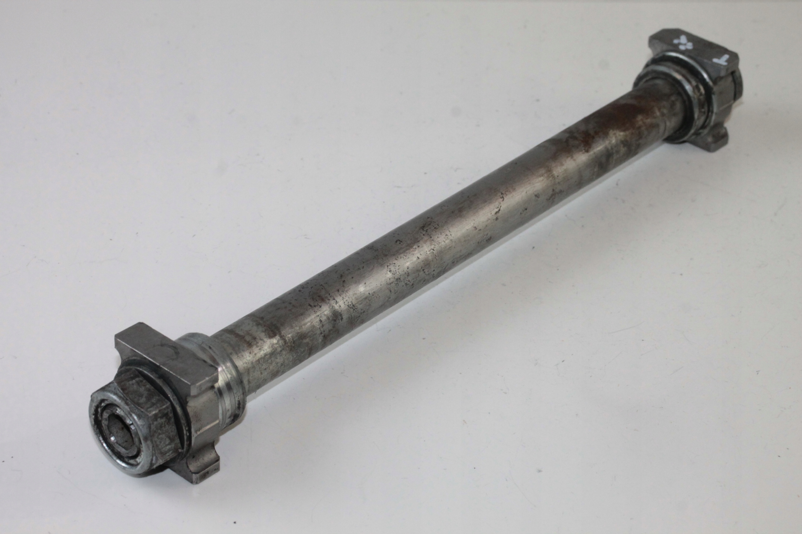 HONDA CBR 929 SC44 OŚ OŚKA TYŁ TYLNA