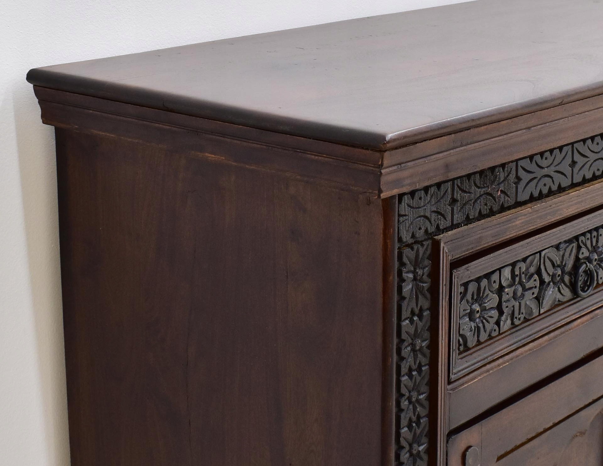 Komoda kolonialna drewno akacja indyjska ręcznie rzeźbiona metalowe okucia Kolor mebla odcienie brązu