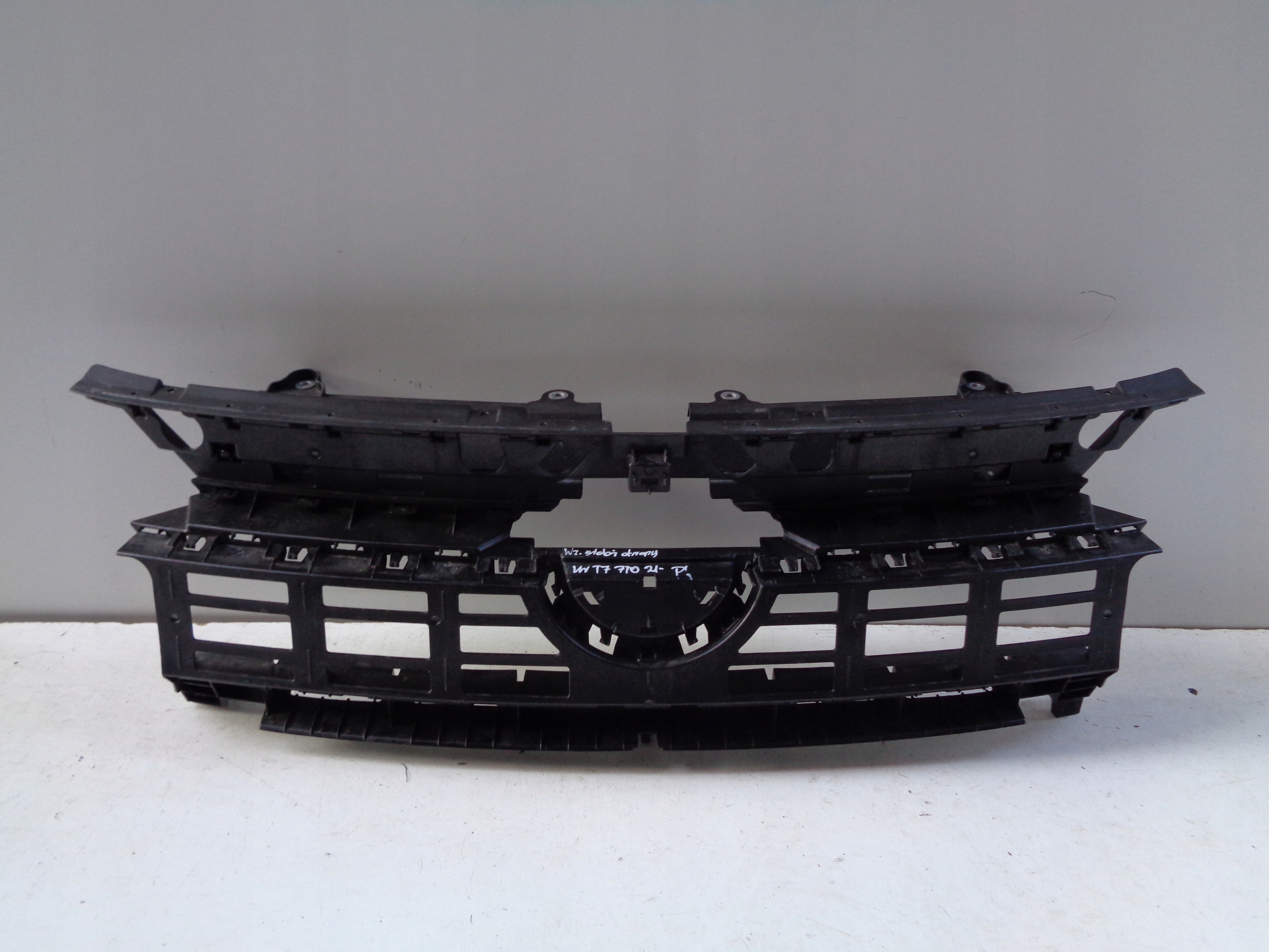 pillar of a bumper upper support grille VW T7 7T 7T0 21