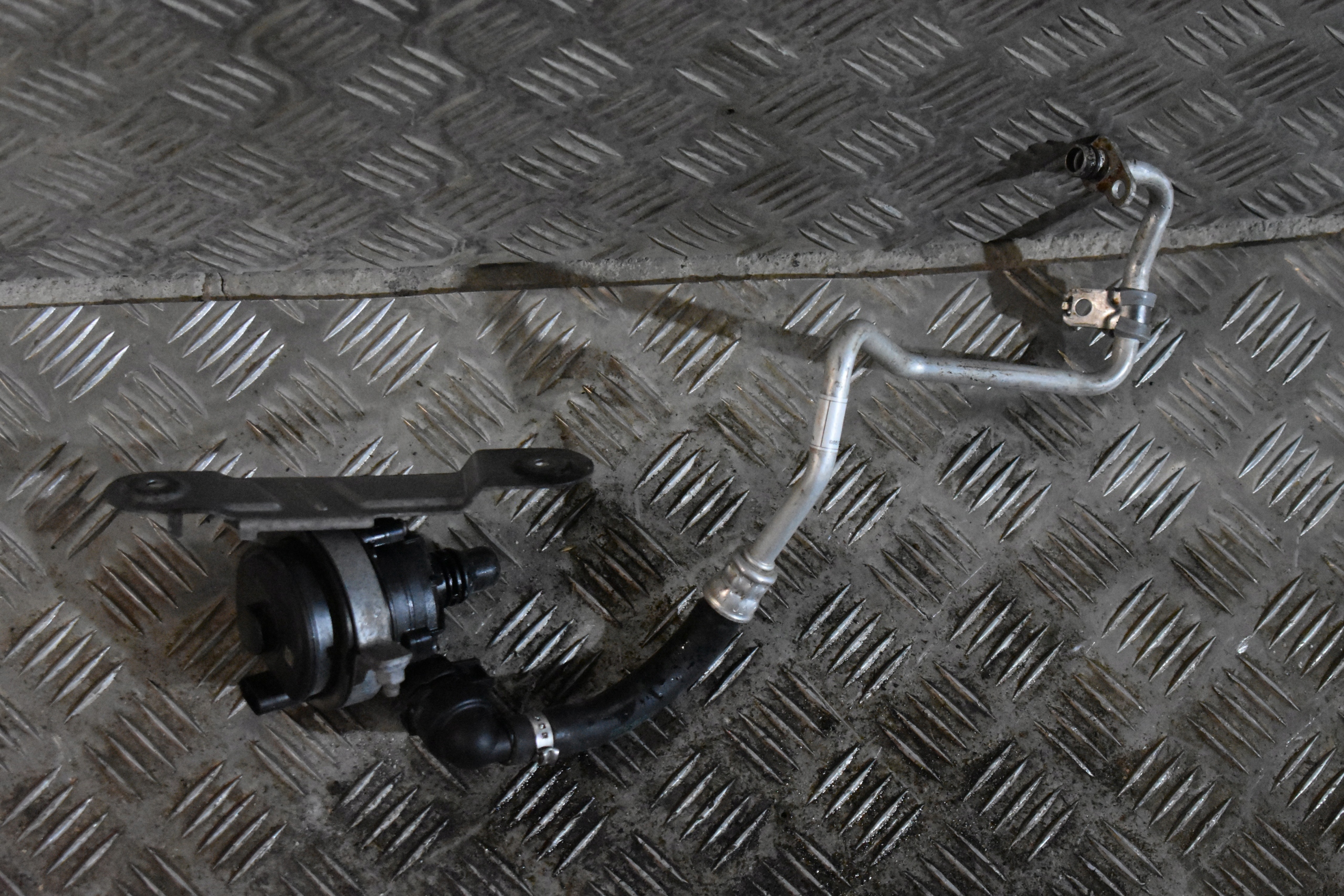 IDEALNA Pompa d’acqua Tubi KPL. BMW G30 G01 G05 1