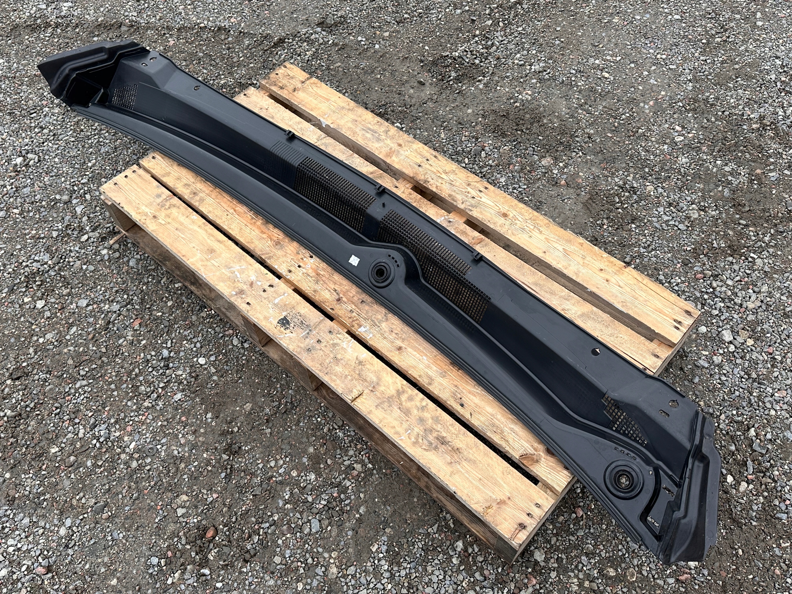 torpedo moulding pillar Chrysler Pacifica 2016+