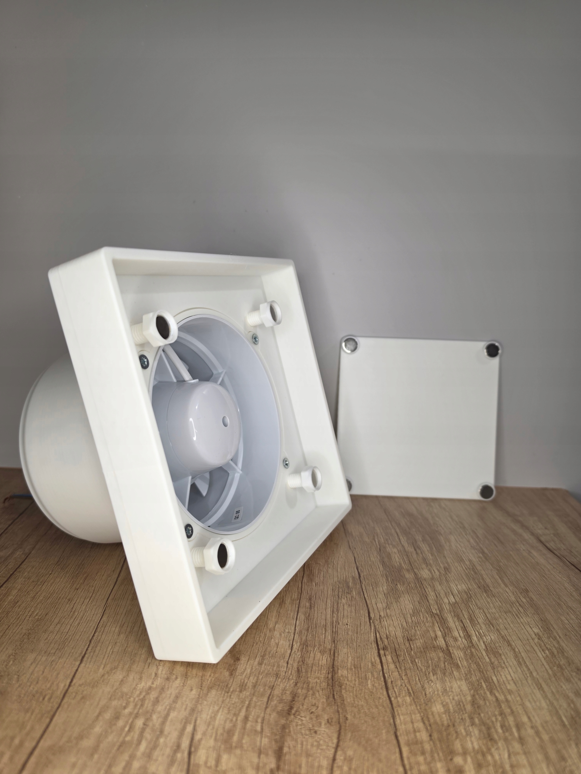 Skrytá, neviditeľná ventilačná mriežka s ventilátorom pod rúrku 125 mm