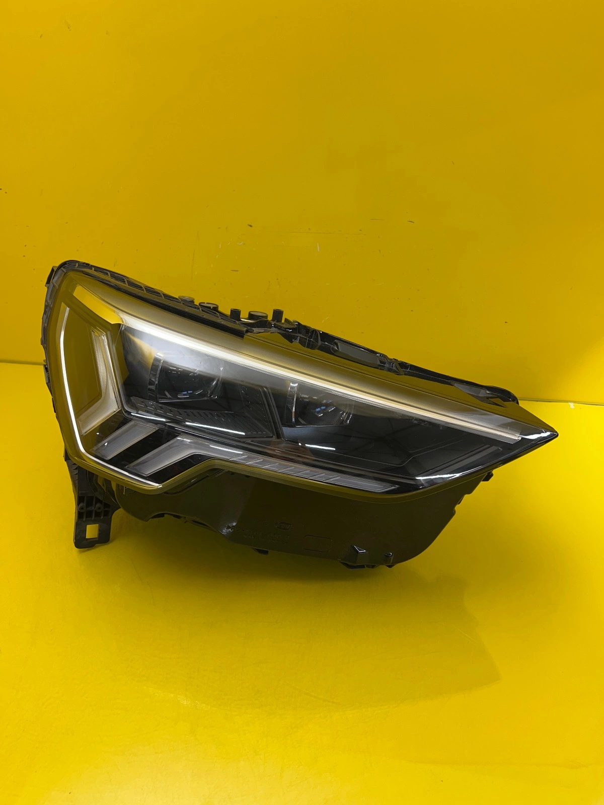 light right Audi Q3 83A Full Led Matrix 83A941036C