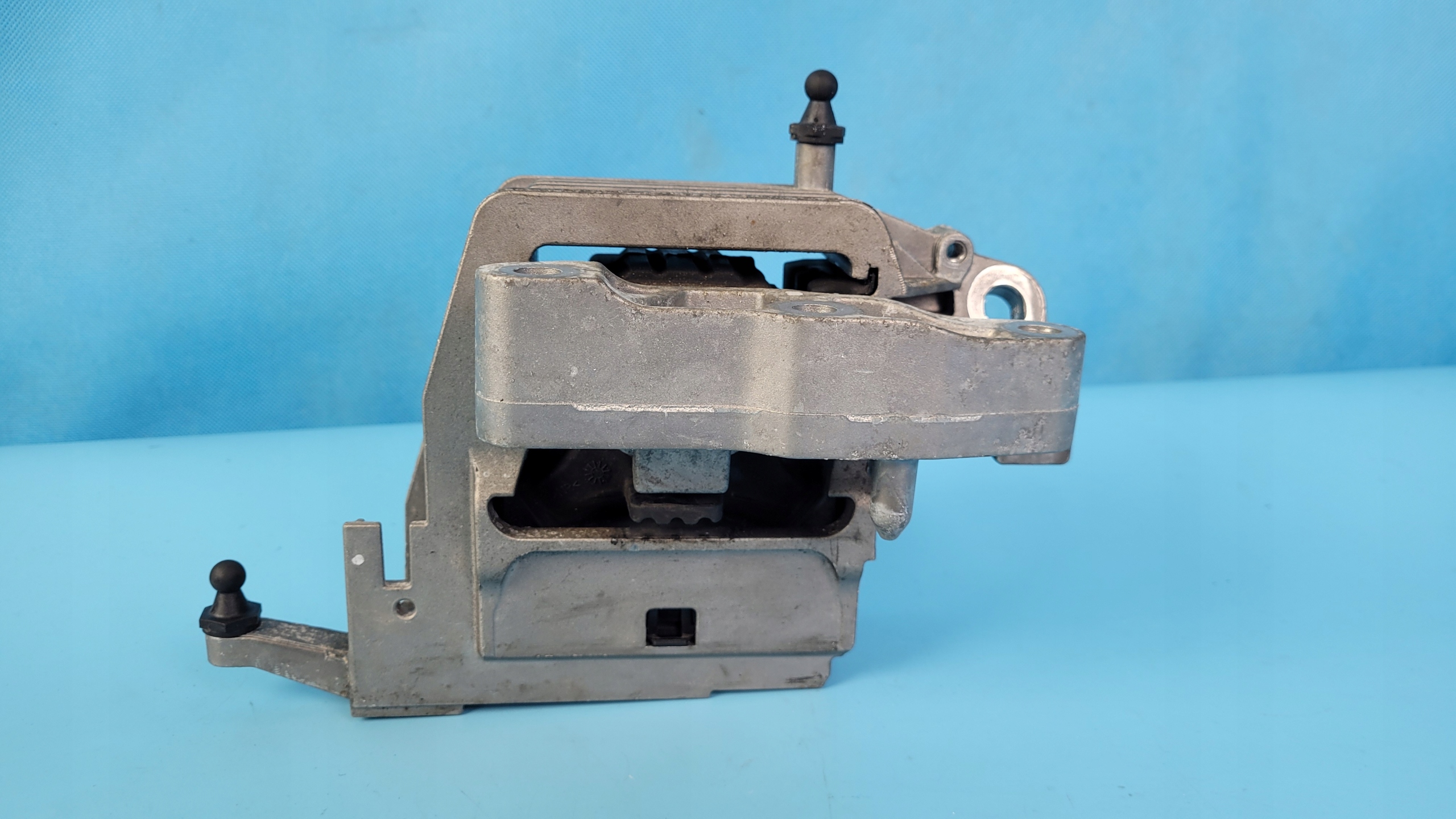 X1 - BMW F48 лапа подушка двигателя 6875630