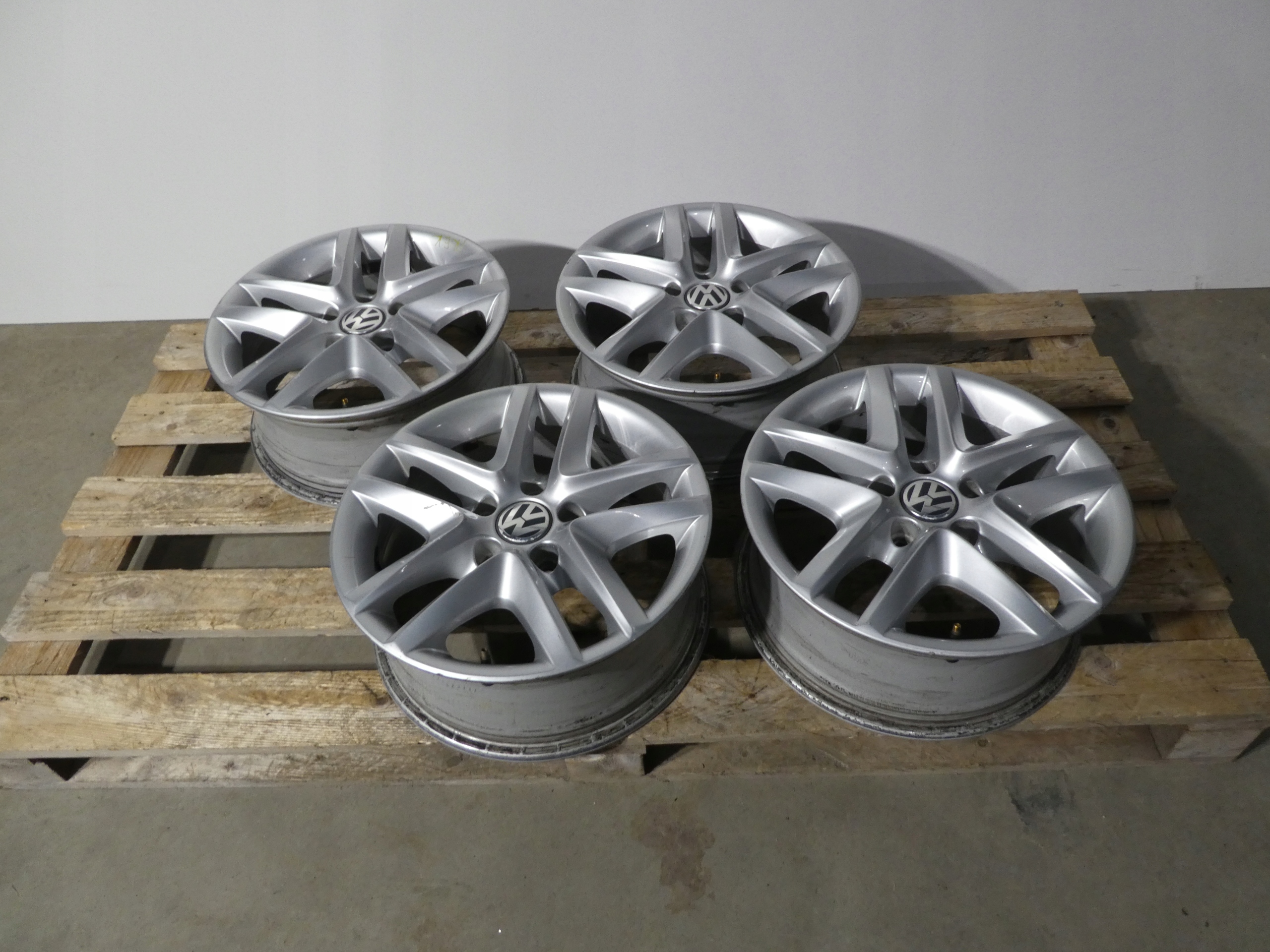 4X CERCHI DI ALLUMINIO CERCHI RUOTE 5N0601025 VW 5X112