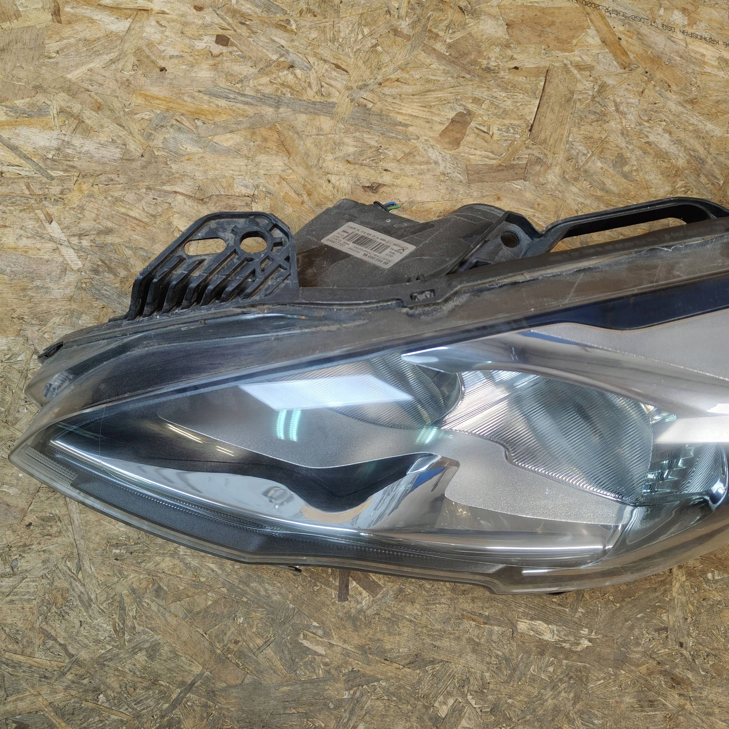 Reflektor front side left Peugeot 3008 and 9805505480