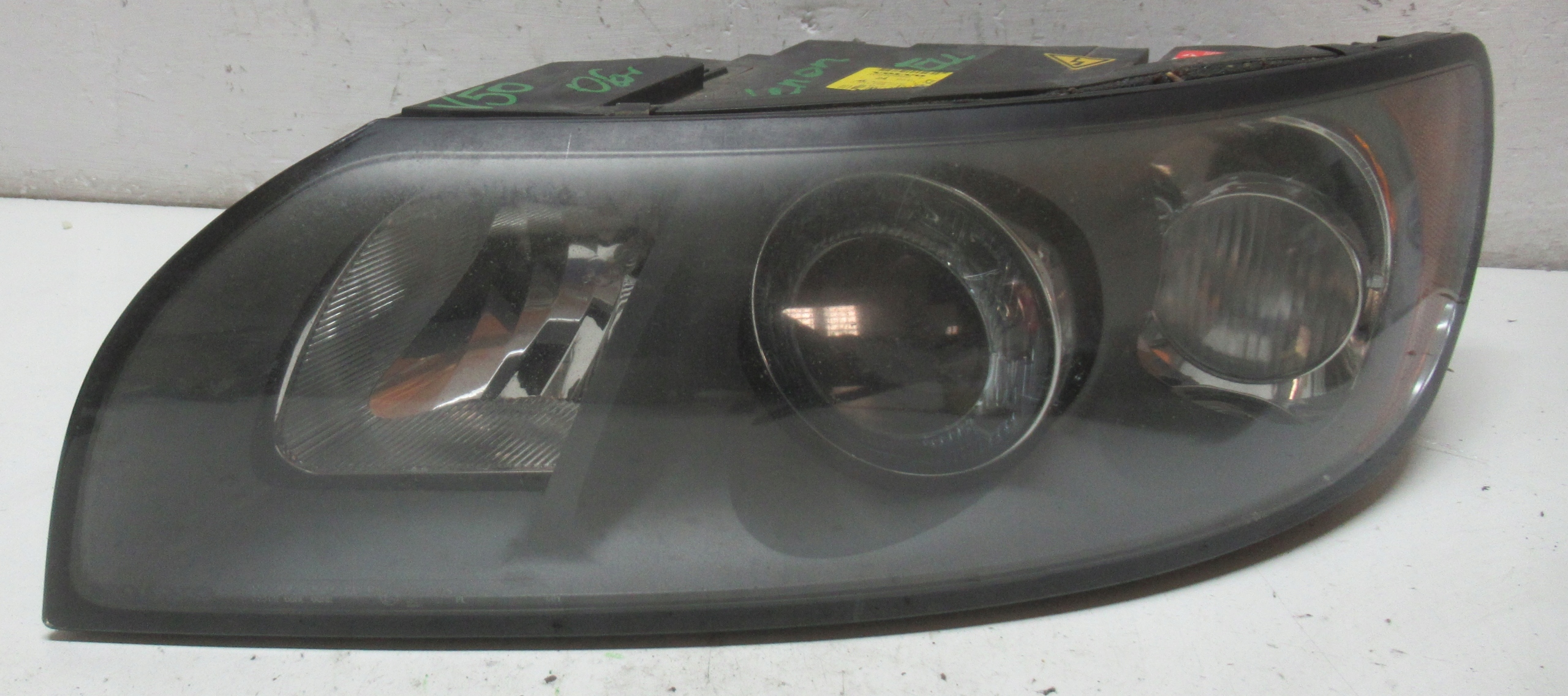 VOLVO V50 2.4 D 06R light left front XENON 3069889