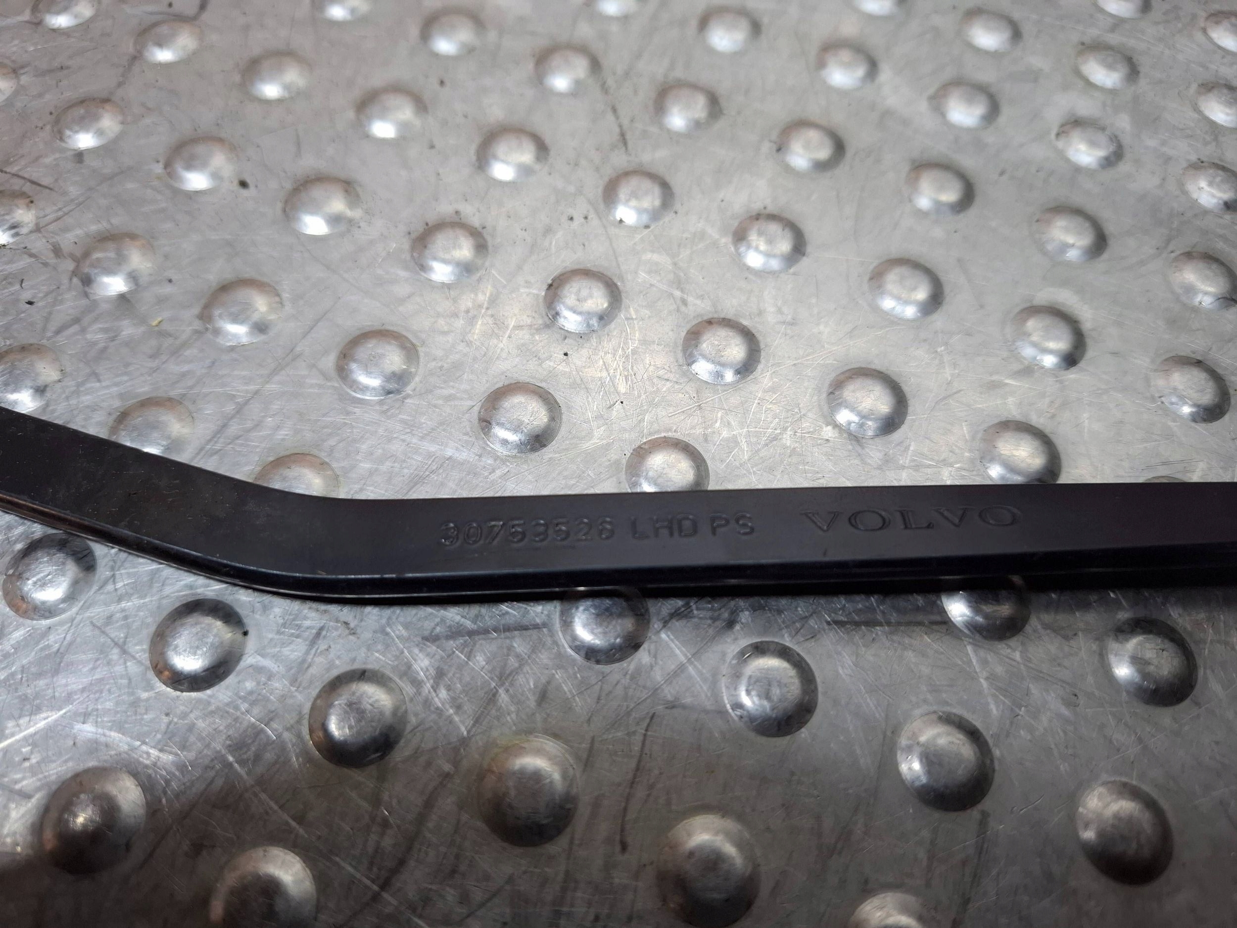 wiper arm right front 30753526 VOLVO XC60 and 08-17