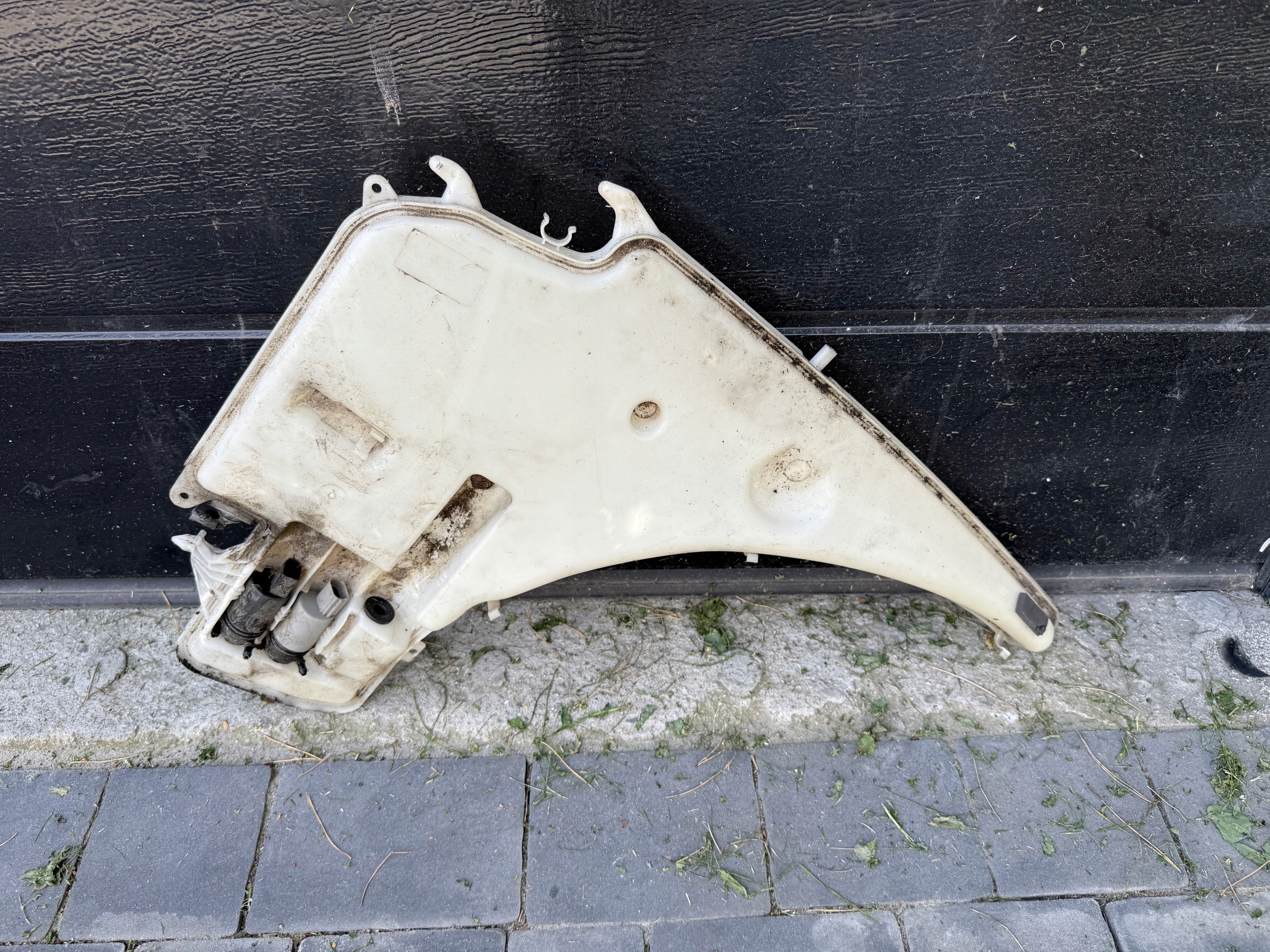 BMW E81 E84 E87 E90 E91 washer fluid tank OE 7068996