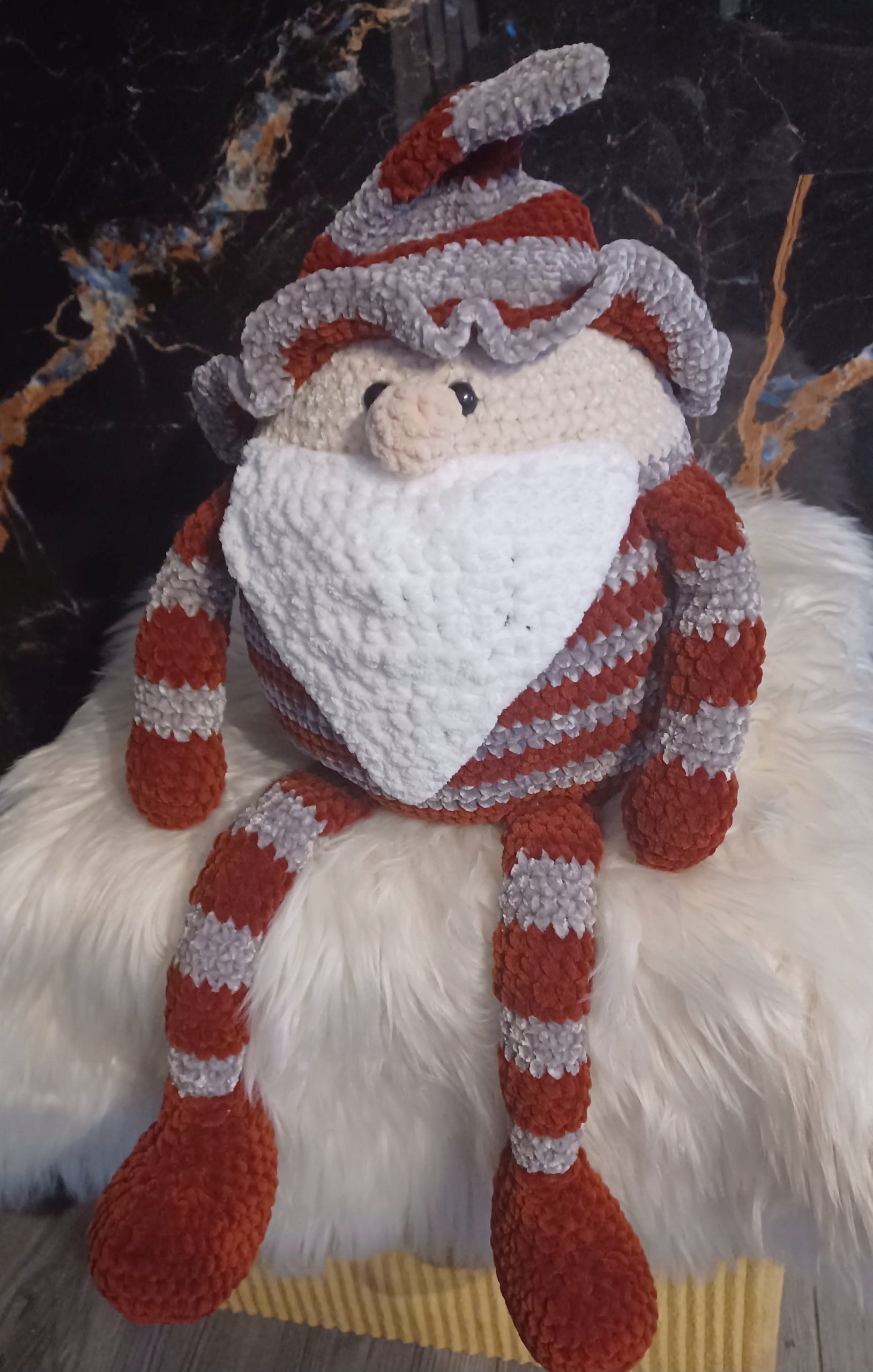 Skřítek na háčkování.