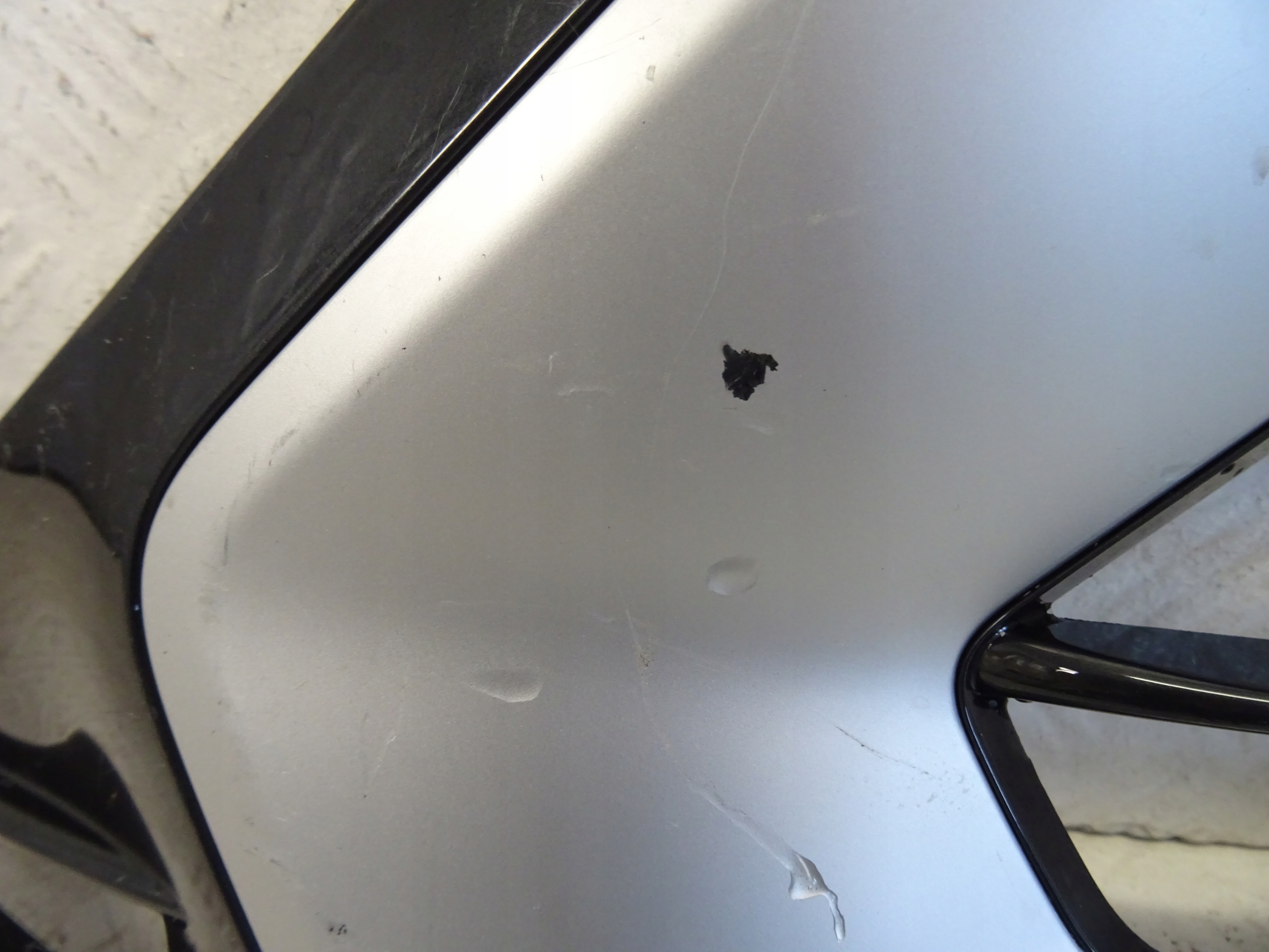 grid of a bumper front front left AUDI Q2 81A807681G