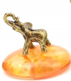 FIGURKA METALOWA NA SZCZĘŚCIE SŁOŃ SŁONIK STOJĄCY NA KAMIENIU