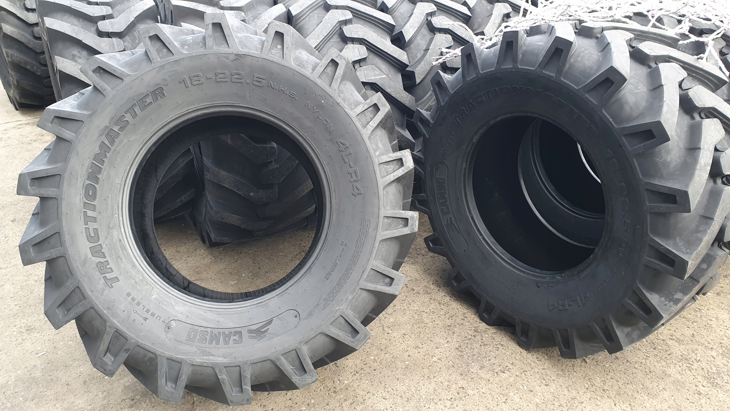 Opony 2 x 18 22 5 CAMSO SOLIDEAL TM R4 16PR Tire aspect ratio 70