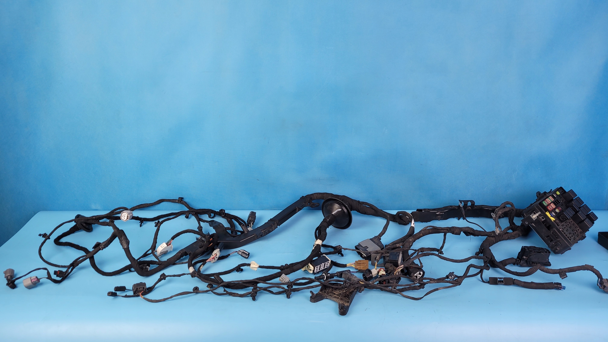 CHALLENGER SRT SKRZYNKA BEZPIECZNIKÓW 68273749AE