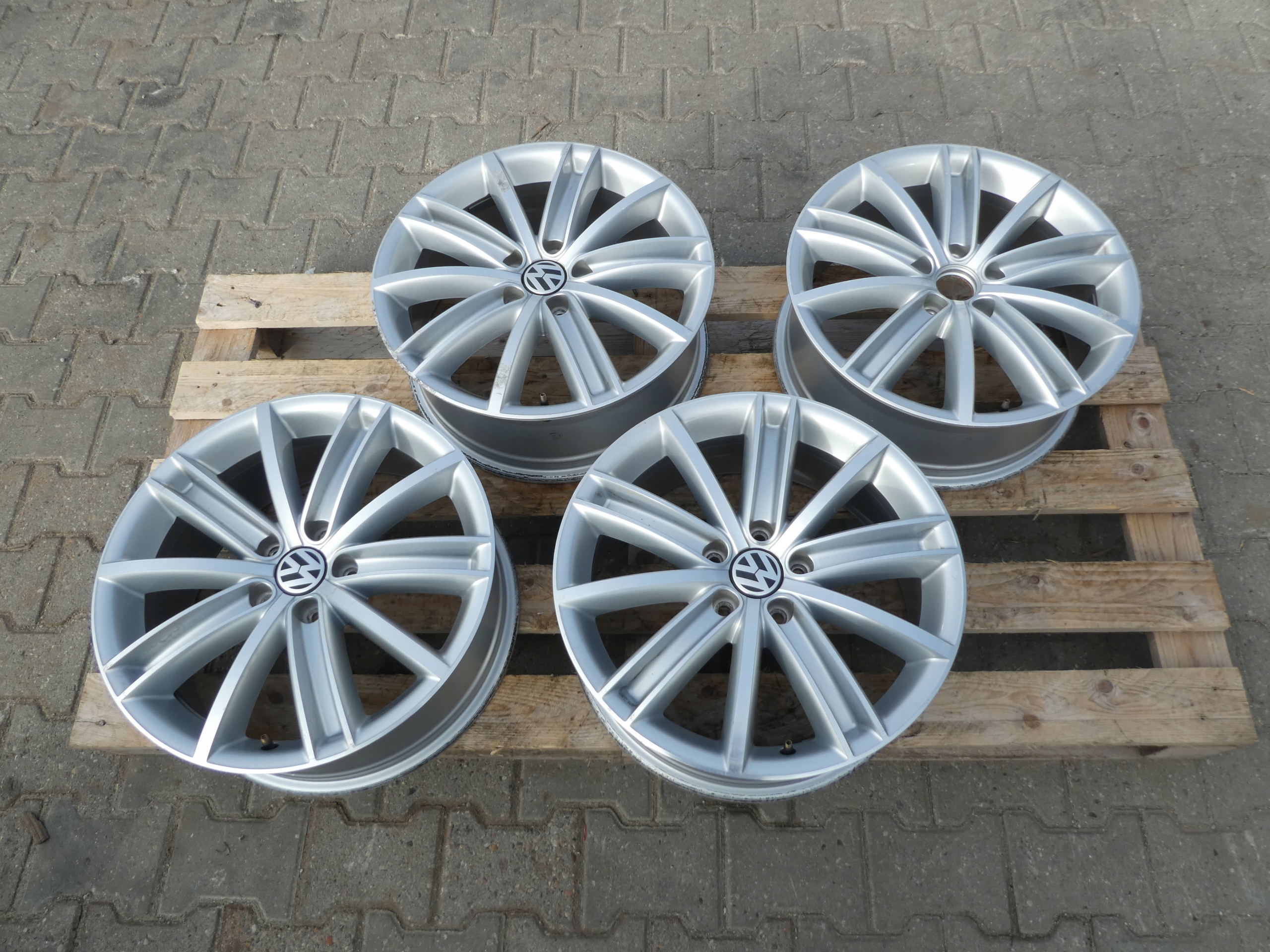 4X CERCHI DI ALLUMINIO CERCHI RUOTE 5N0601025AF VW 5X112
