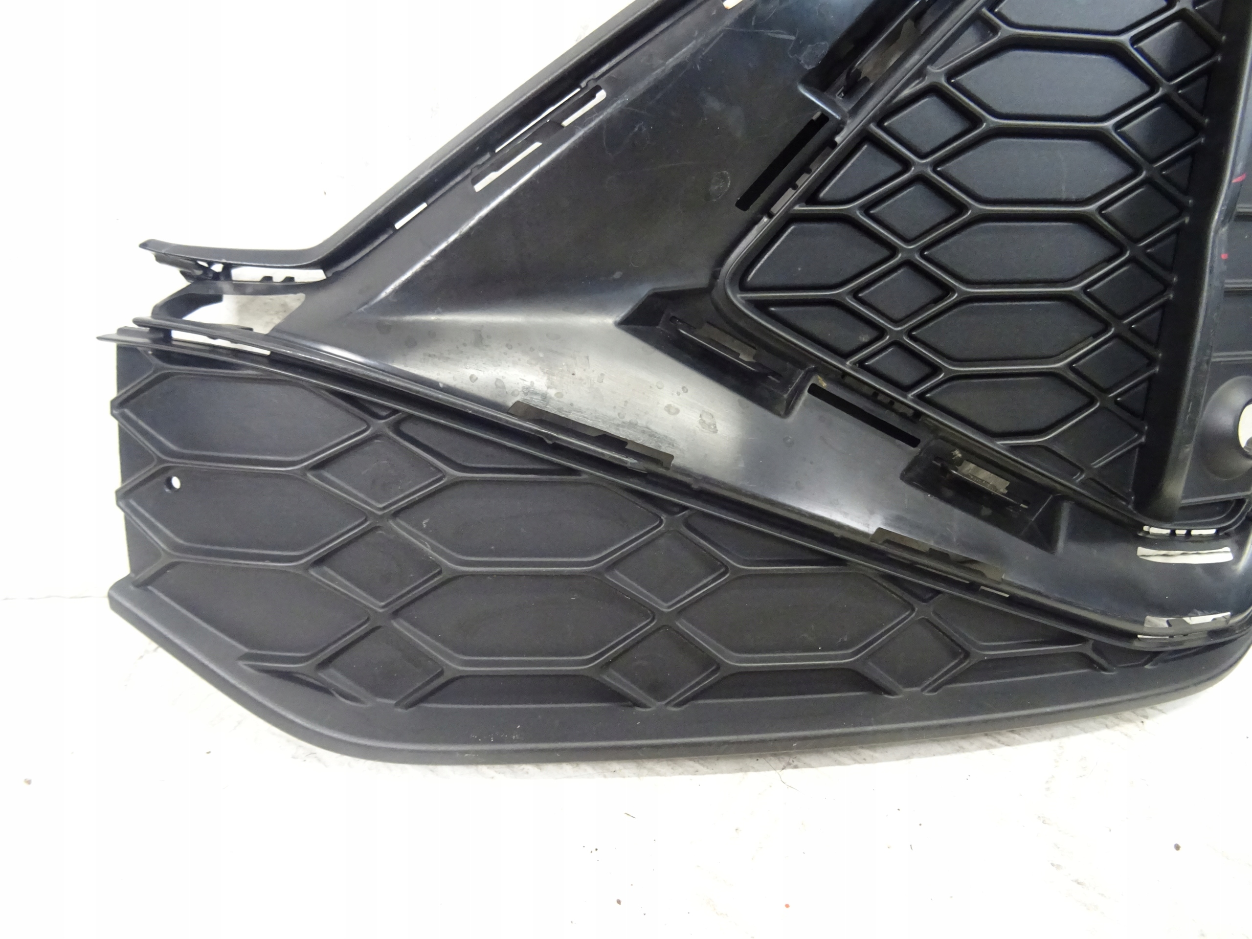 grid of a bumper front front left AUDI Q2 LIFT S-LINE 81A807681Q