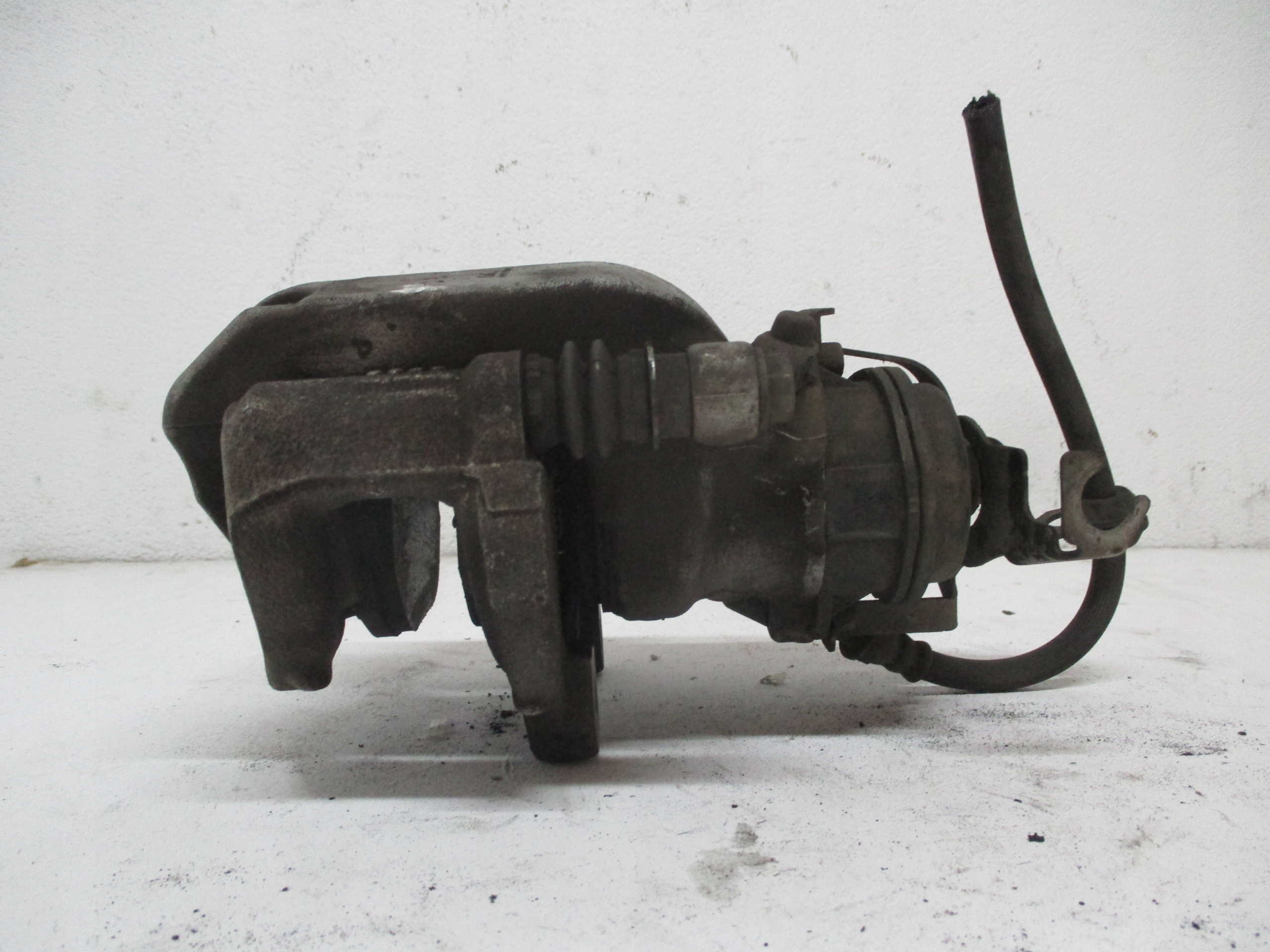 caliper calipers BMW 5 G30 G31 rear part rear.
