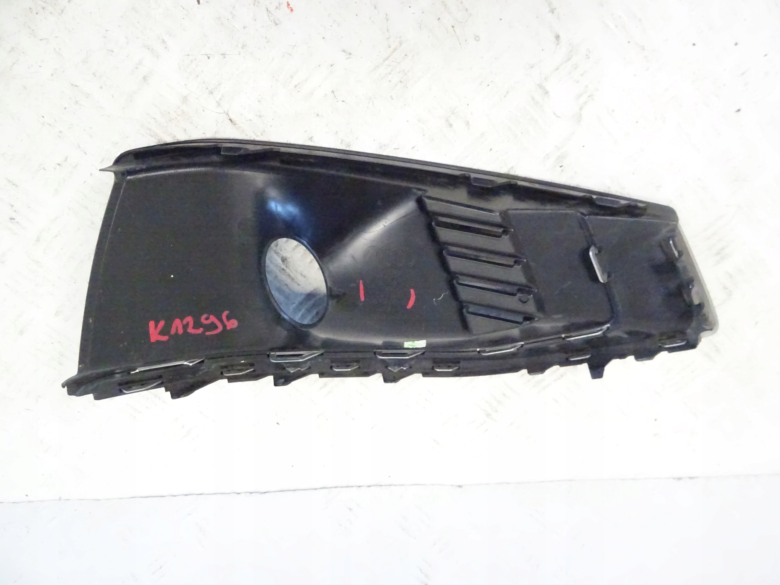 grid of a bumper front front left AUDI A4 B9 LIFT 8W0807681AK