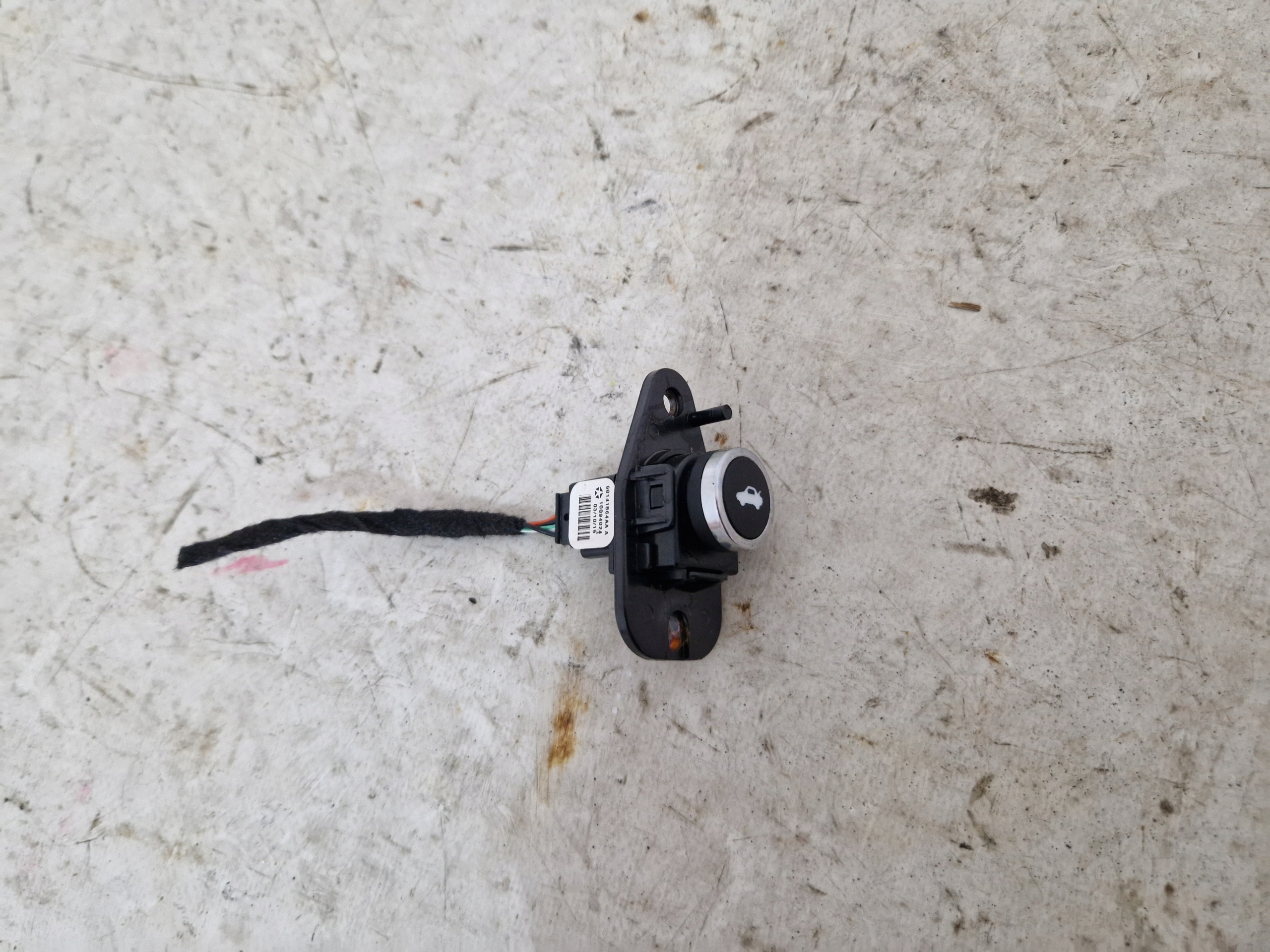 original DODGE CHARGER 2015- bouton pour l'ouverture du capot 68141864AA
