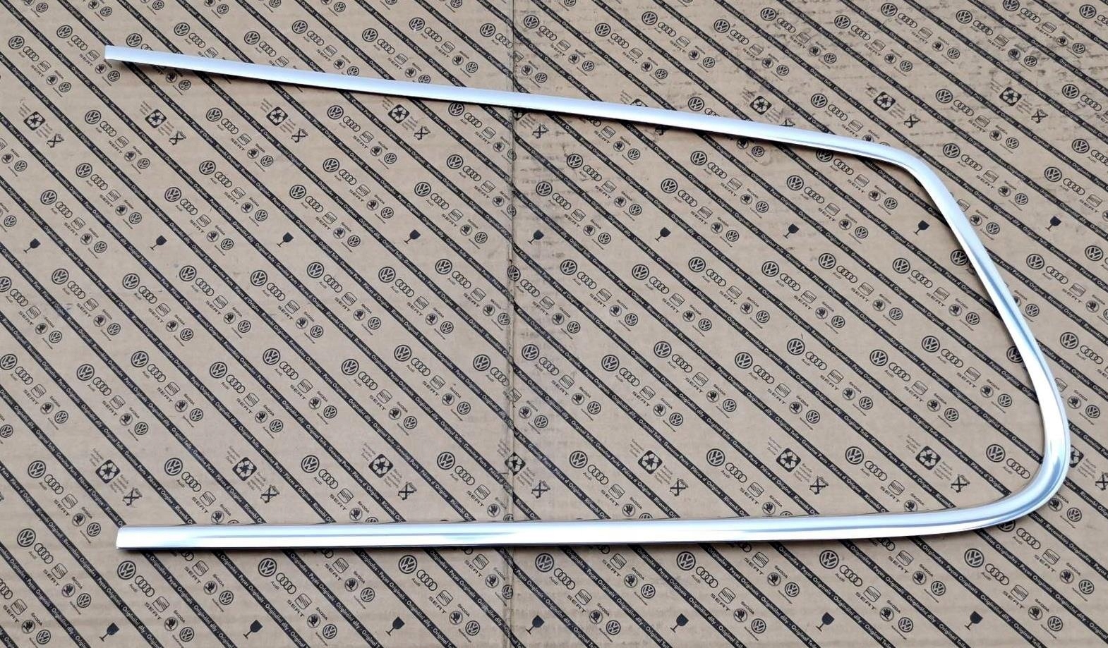 LISTWA OZDOBNA SZYBY LEWY TYŁ VW PASSAT B7 3AF853345D 7Z7 NOWY ORG