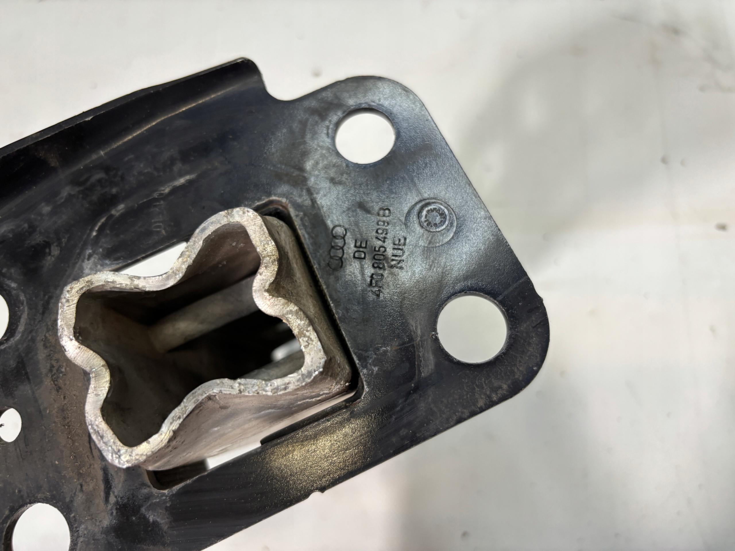 Strefy zgniotu front Audi A6 C6 lift 4F0807134 13S