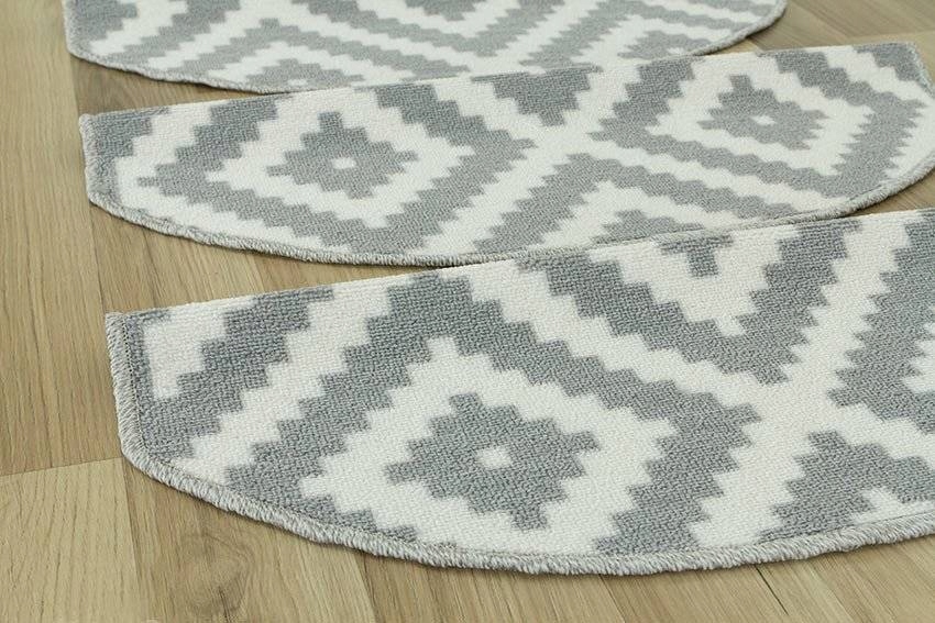 PODUMOWANE SZARE NAKŁADKI DYWANIKI NA SCHODY DREWNIANE ROMBY 67x24+3cm Marka Akcila