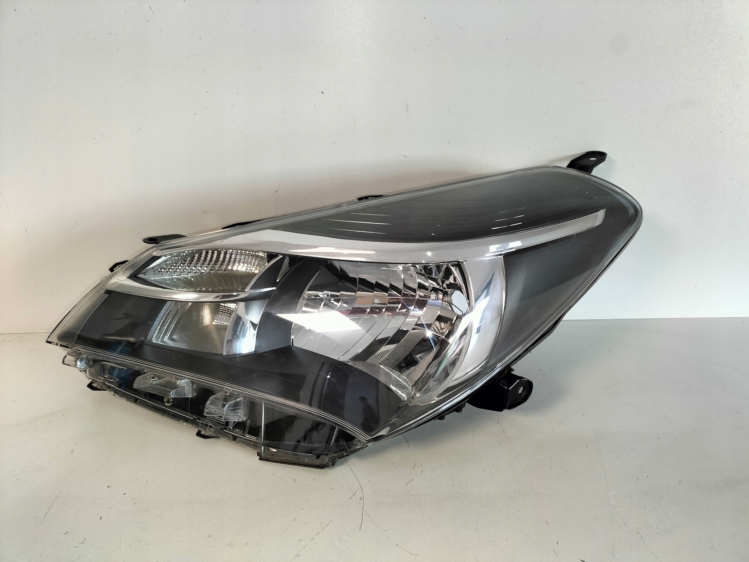 light front reflektor right TOYOTA YARIS III LIFT 14-17