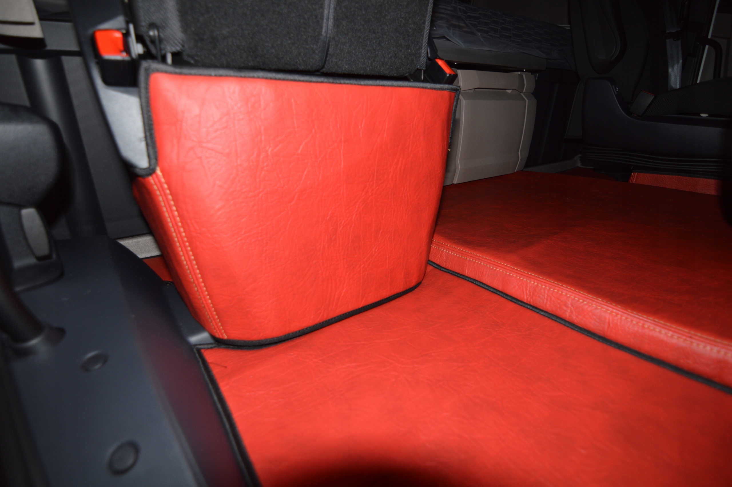 Podstavce Prestige Line pro Daf Xg od roku 2022, neodpružená sedačka Červená