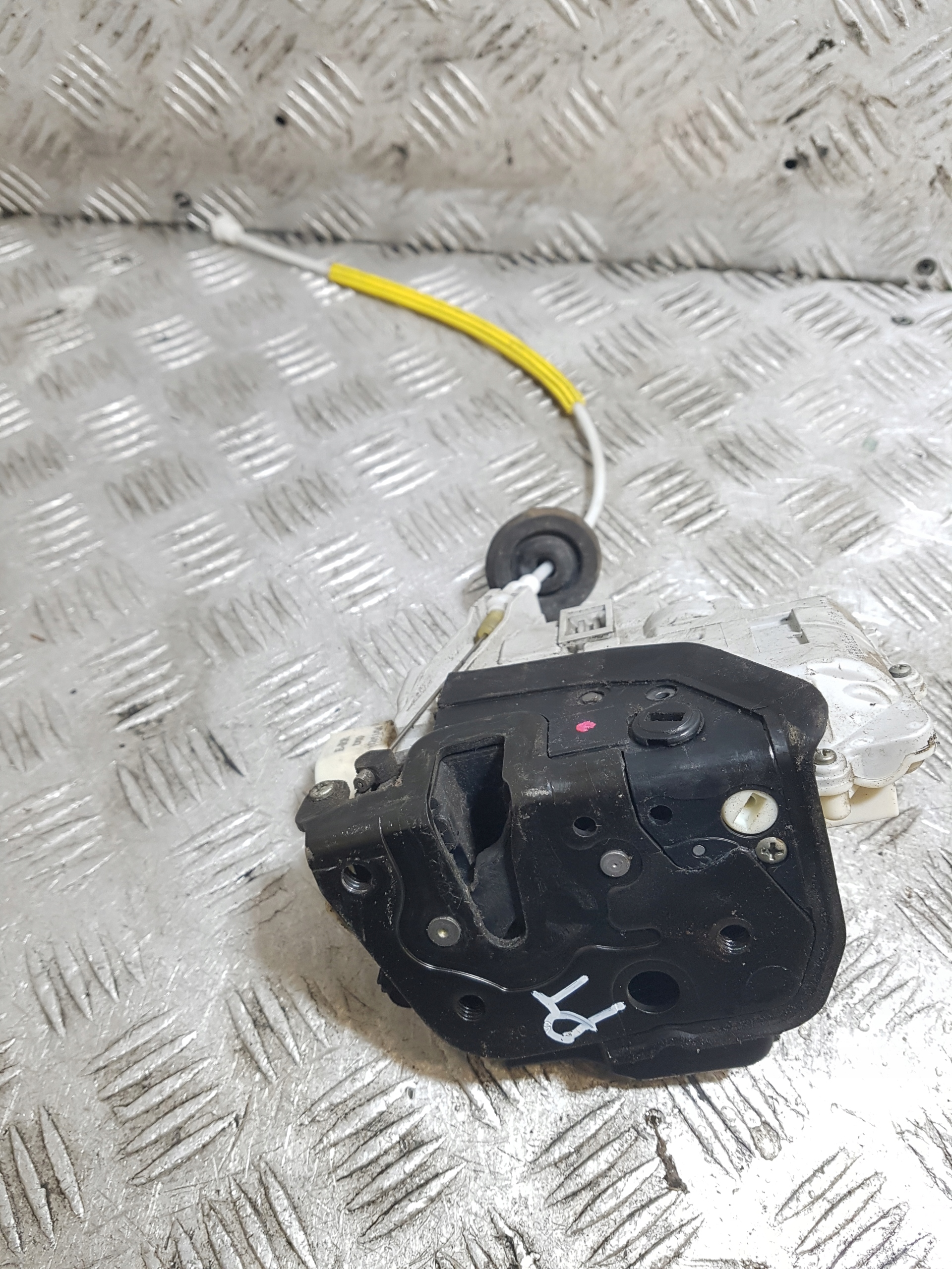 lock door CENTRALNY right rear part rear AUDI A4 B7 7 PIN
