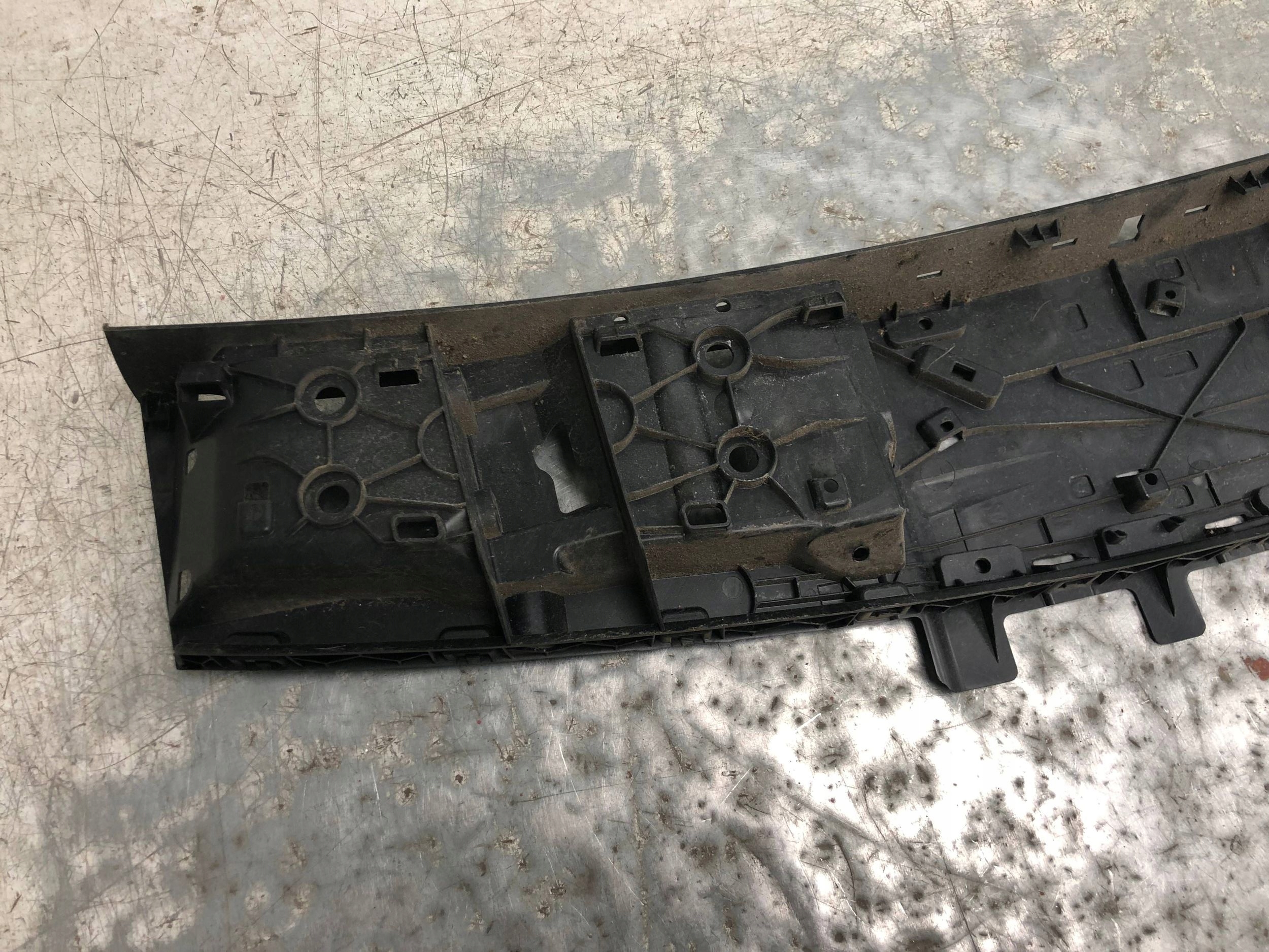 Support plaque SPOJLERA du capot PORSCHE PANAMERA 971 971827934A