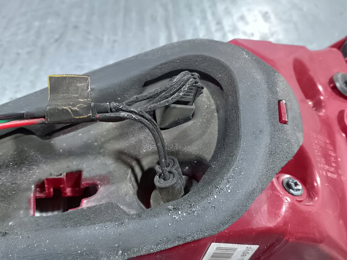 LAMPA TYLNA LEWA W KLAPE HYUNDAI TUCSON 92403-D7 92403-D3 Jakość części (zgodnie z GVO) Q - oryginał z logo producenta części (OEM, OES)