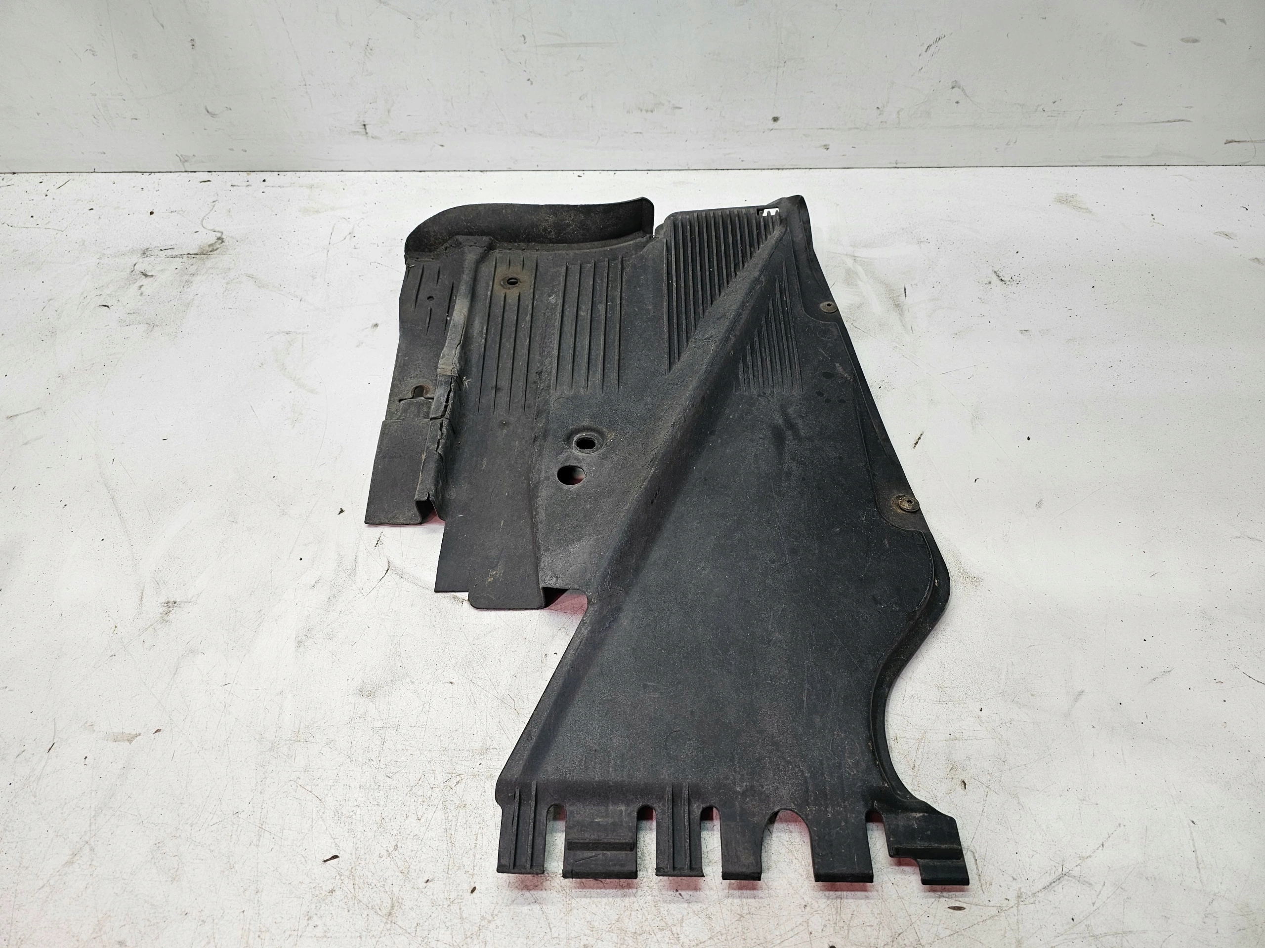 cover chassis AUDI A5 8T CABRIO left rear part 8F0825215B