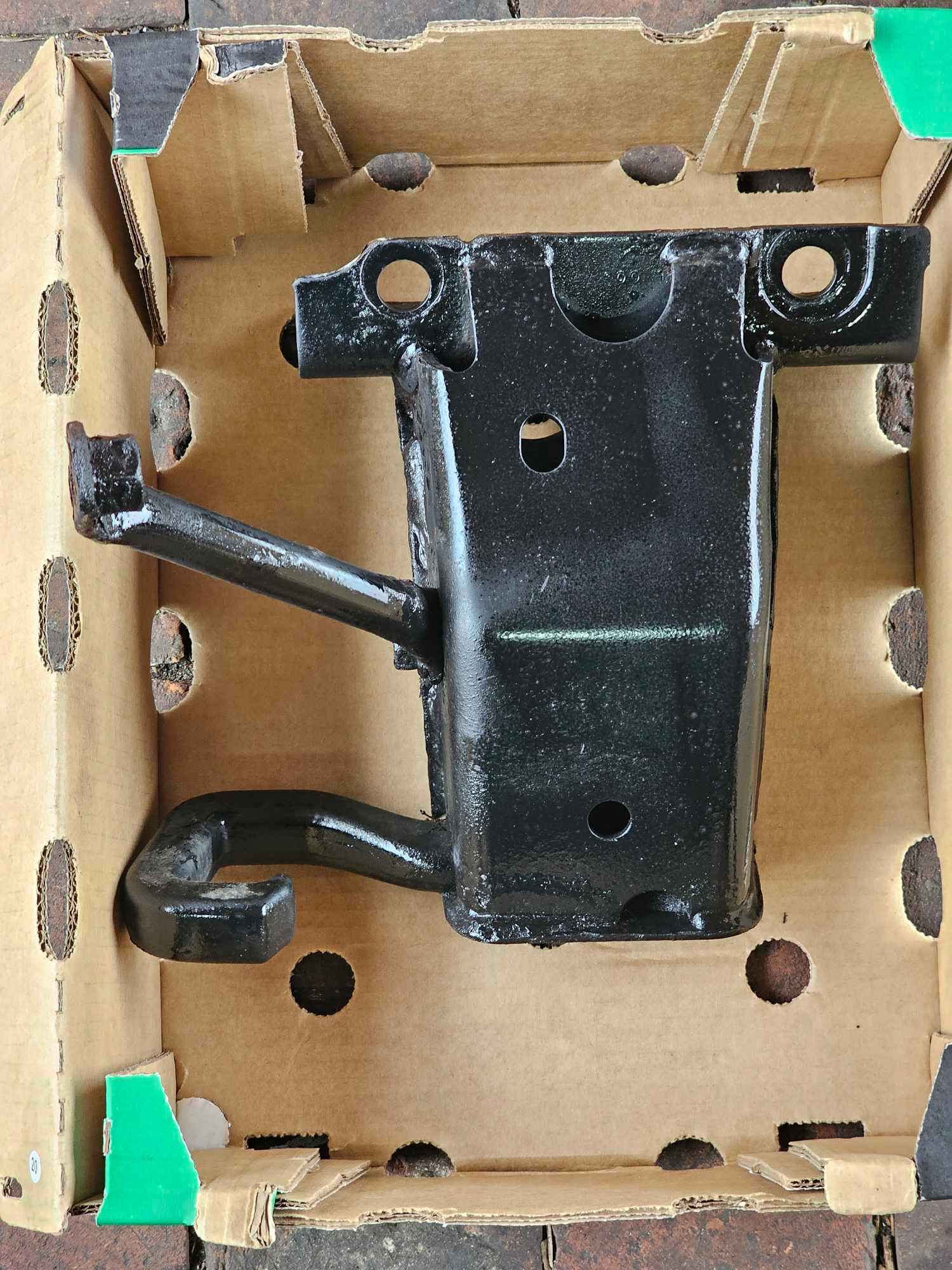 JEEP GRAND CHEROKEE WK2 HAK HOLOWNICZY UCHO ZACZEP bdb demontaż