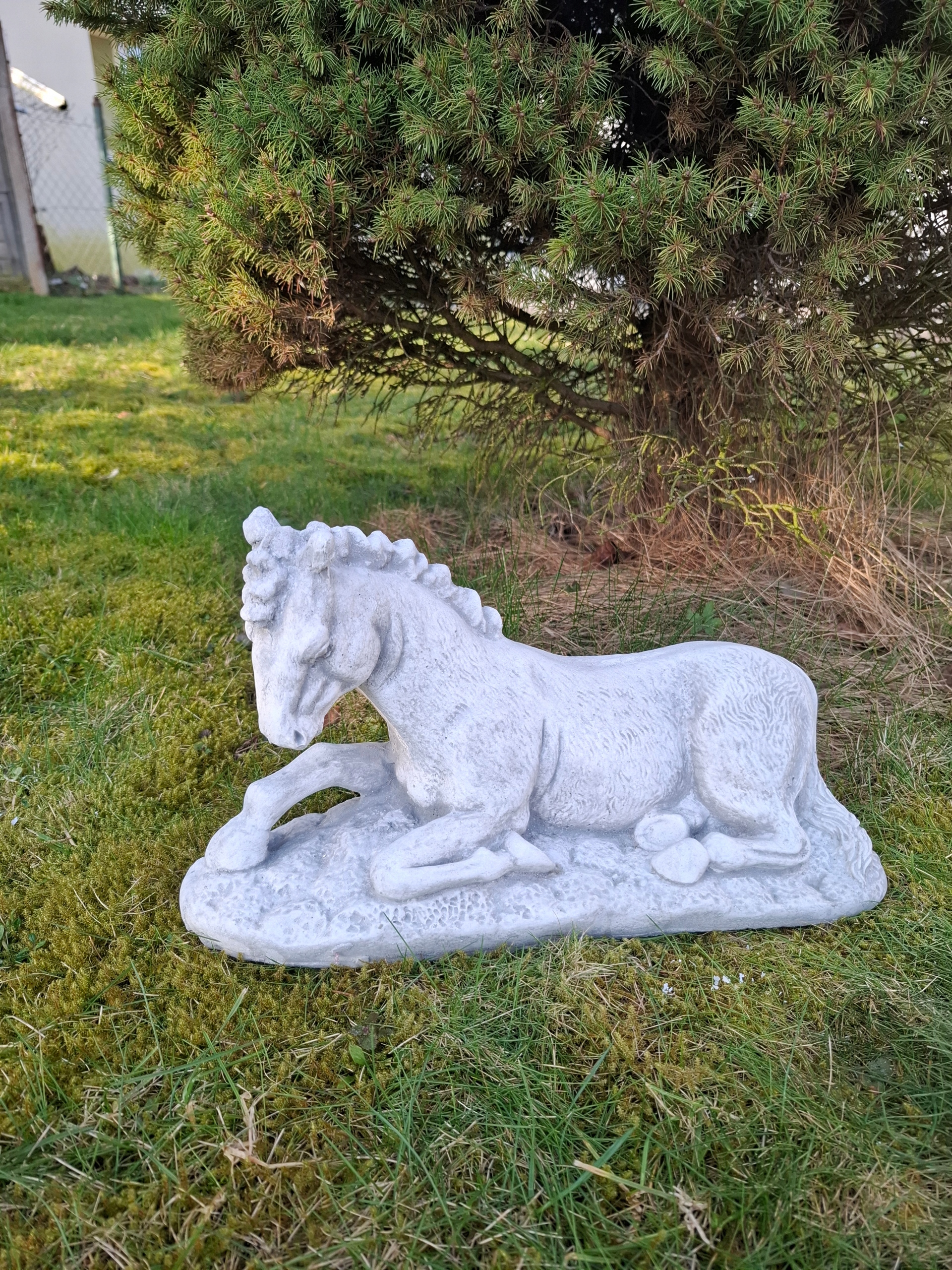 Betonová figurka Kůň ležící socha zvířat zahradní figurky