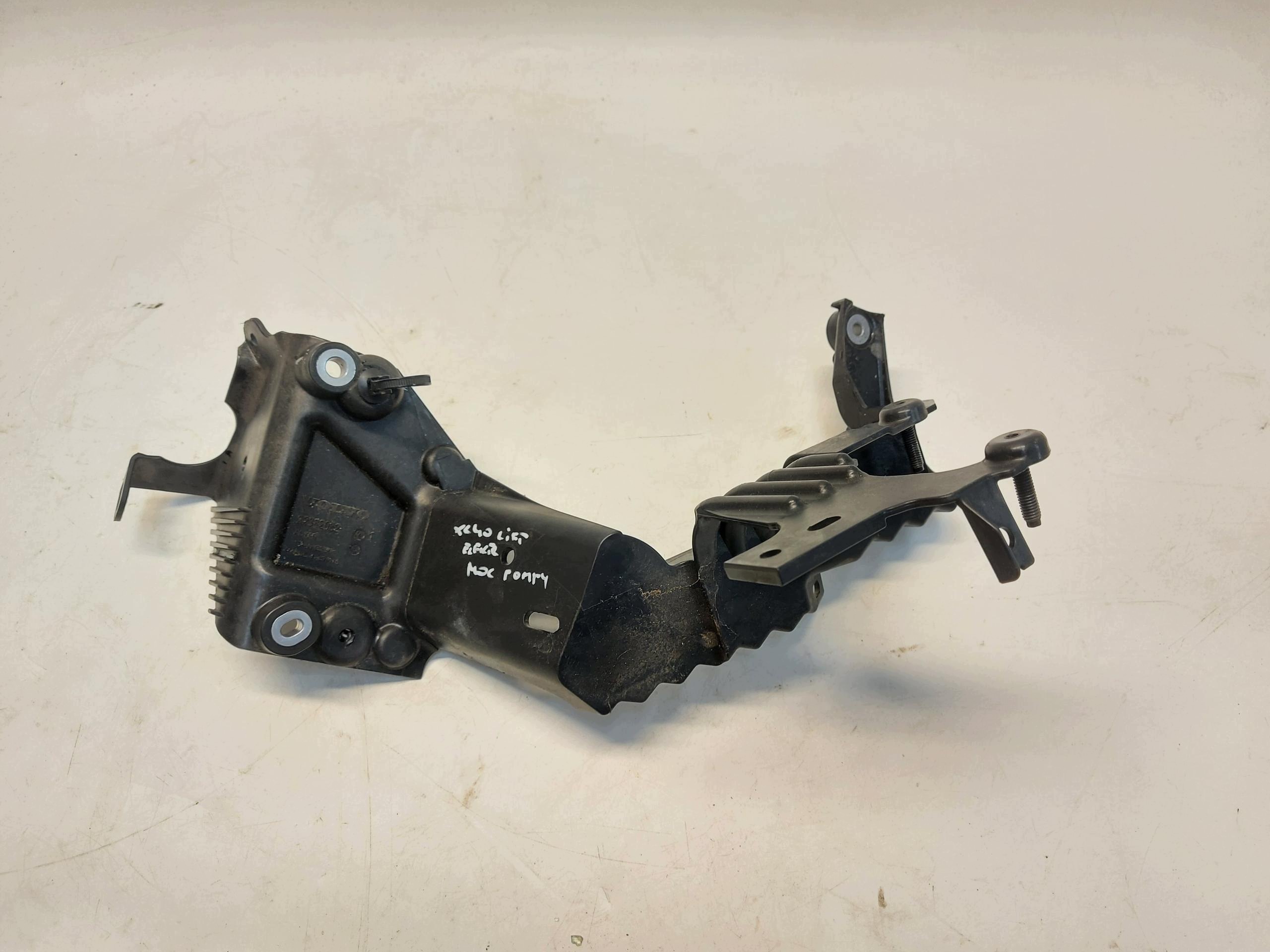VOLVO XC40 LIFT držač pompy vode 32382032