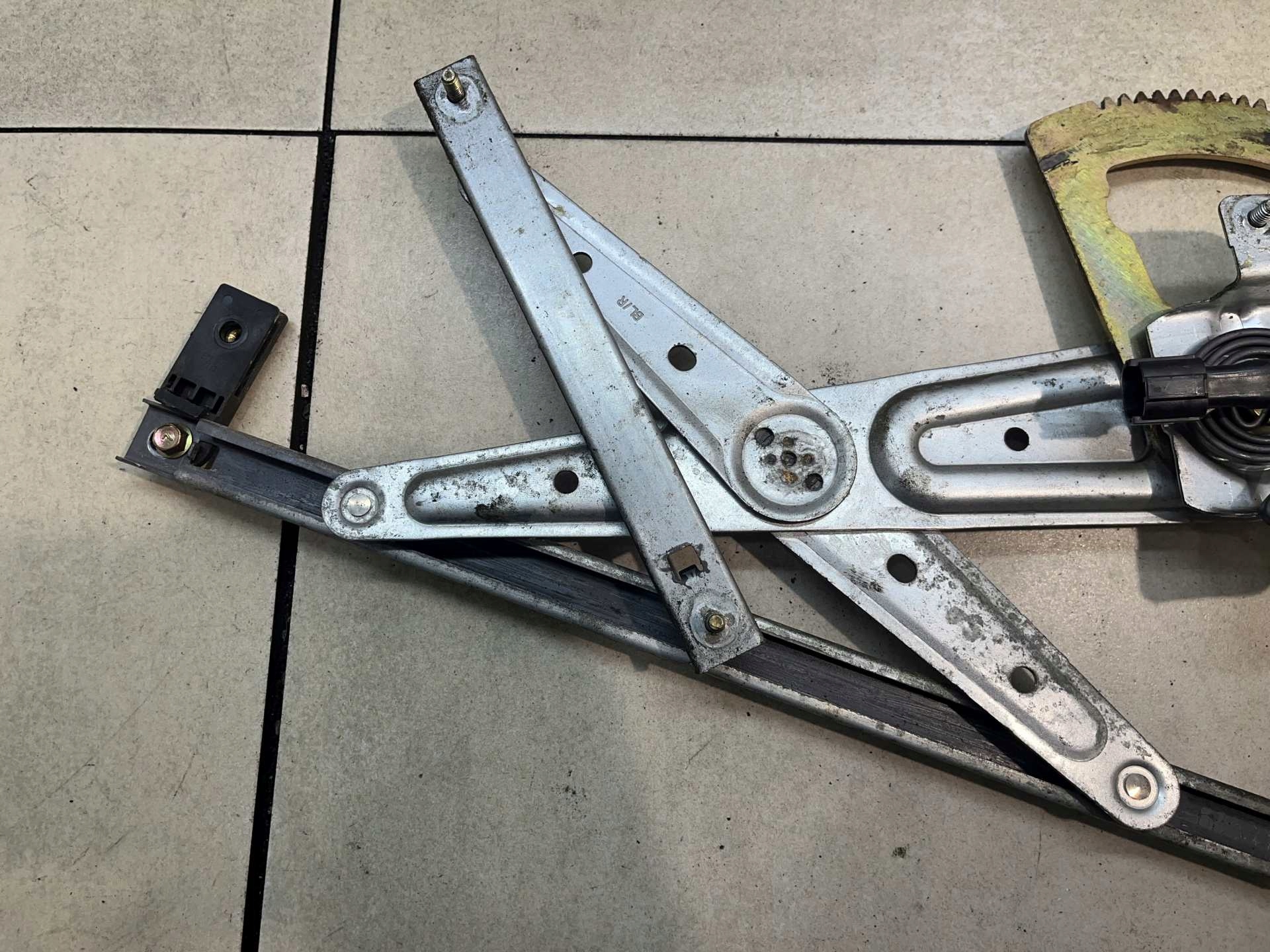 window regulator left rear part KIA SORENTO and 2.5 CRDI XH602PA